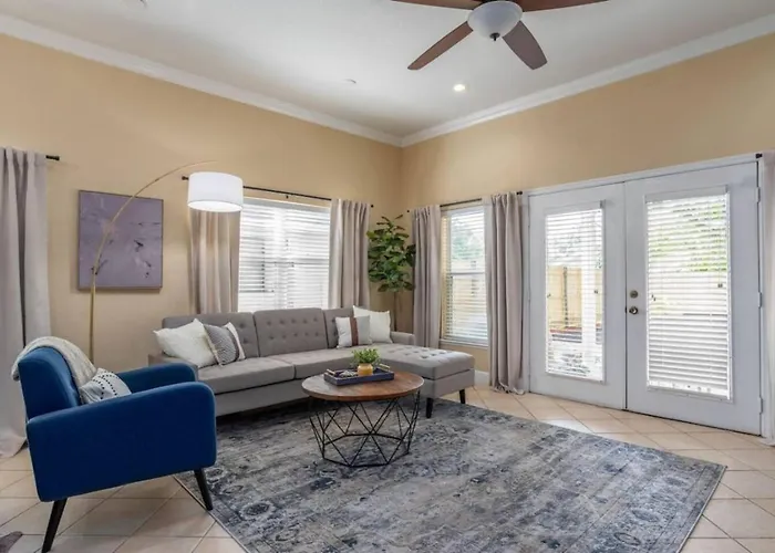 561) Large 3 Bedroom With King Bed