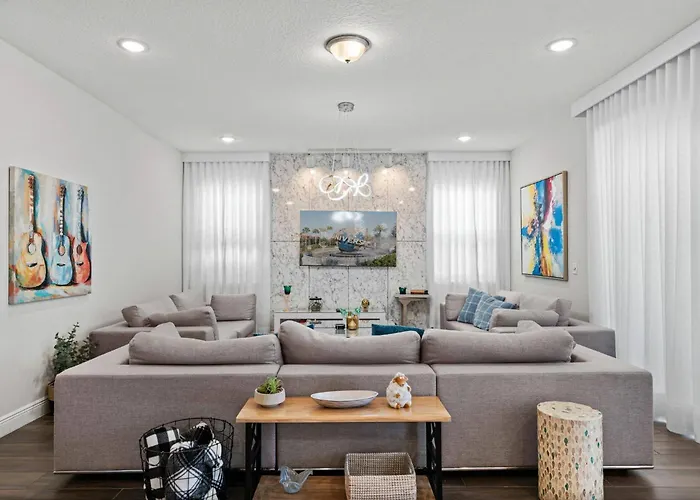 Chic Gateway - 5 Bedroom With Pool And Spa