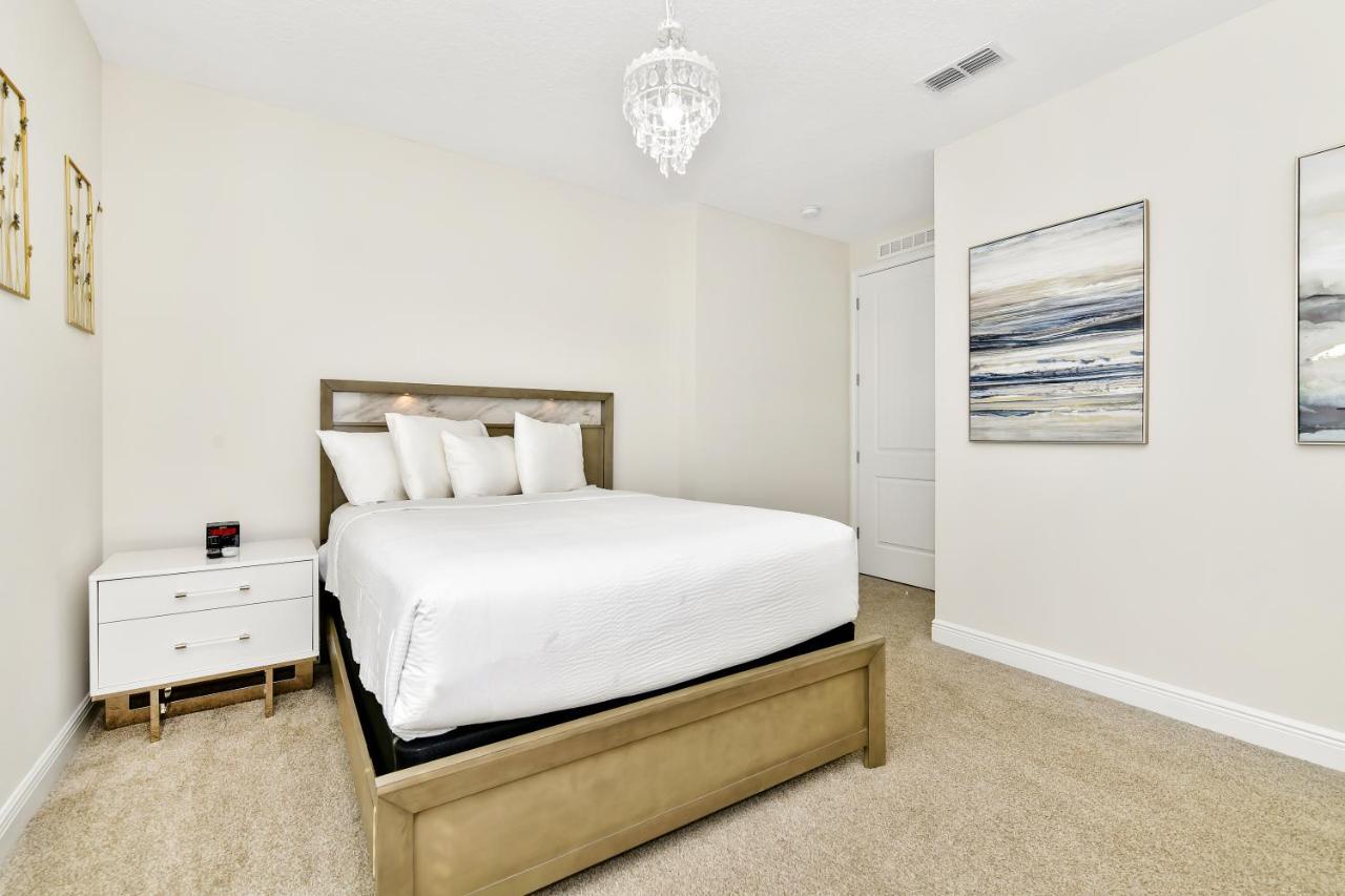 Lovely With Private Pool And Amenities By Rentyl Near - 7423m Orlando