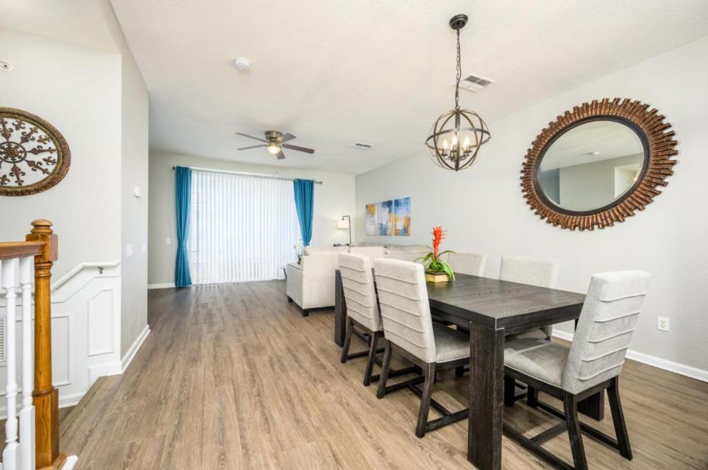 New Listing! Beautiful Townhome, Vista Cay 4019 Orlando