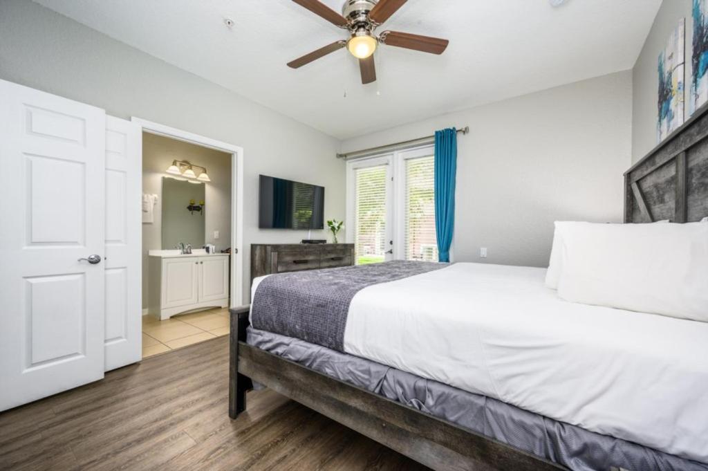 New Listing! Beautiful Townhome, Vista Cay 4019 *