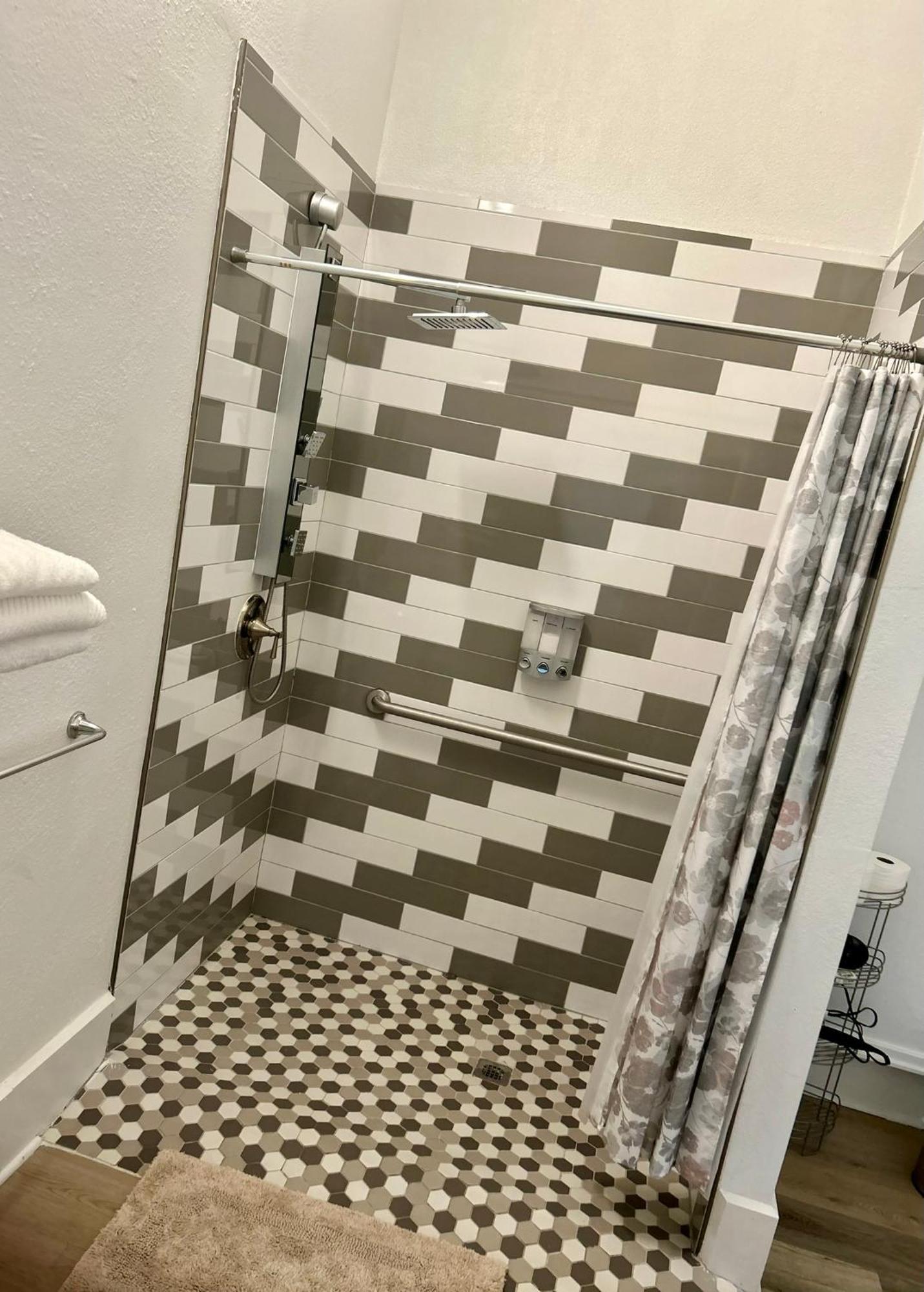 Renovated Peaceful Luxury Walk To Mall Park Publix Apartment *