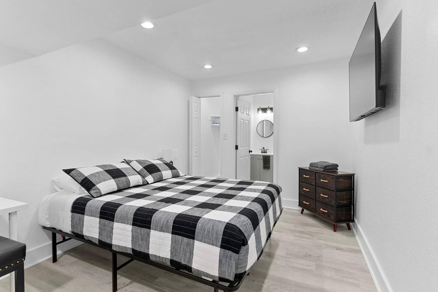 Holiday home 1br Near Airport Cozy, Pet-friendly & Work-ready Orlando