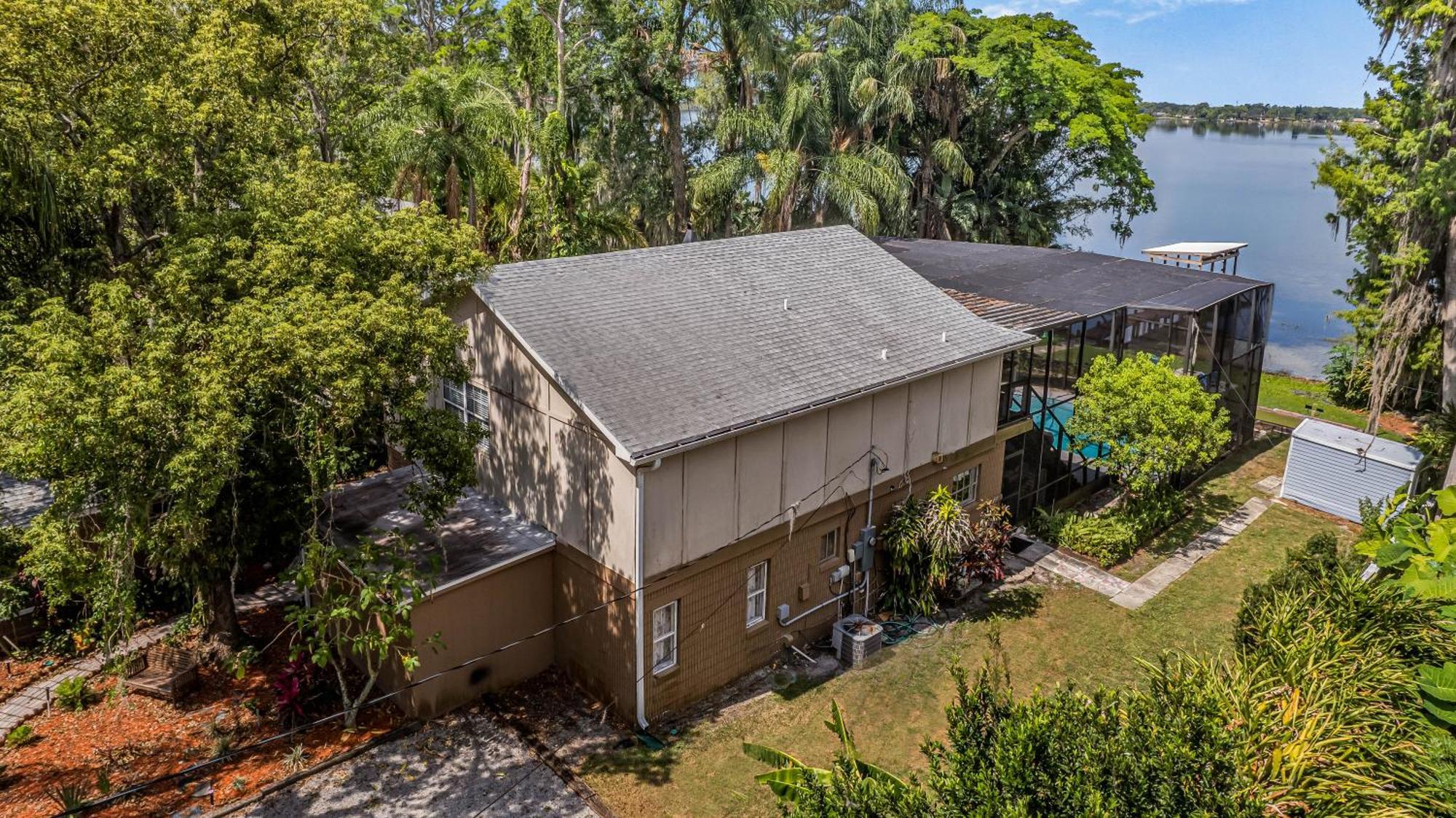 Spacious Lakefront House With Pool, Hottub, & Boating