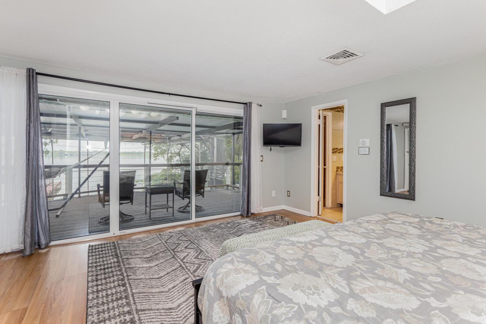 Spacious Lakefront House With Pool, Hottub, & Boating *