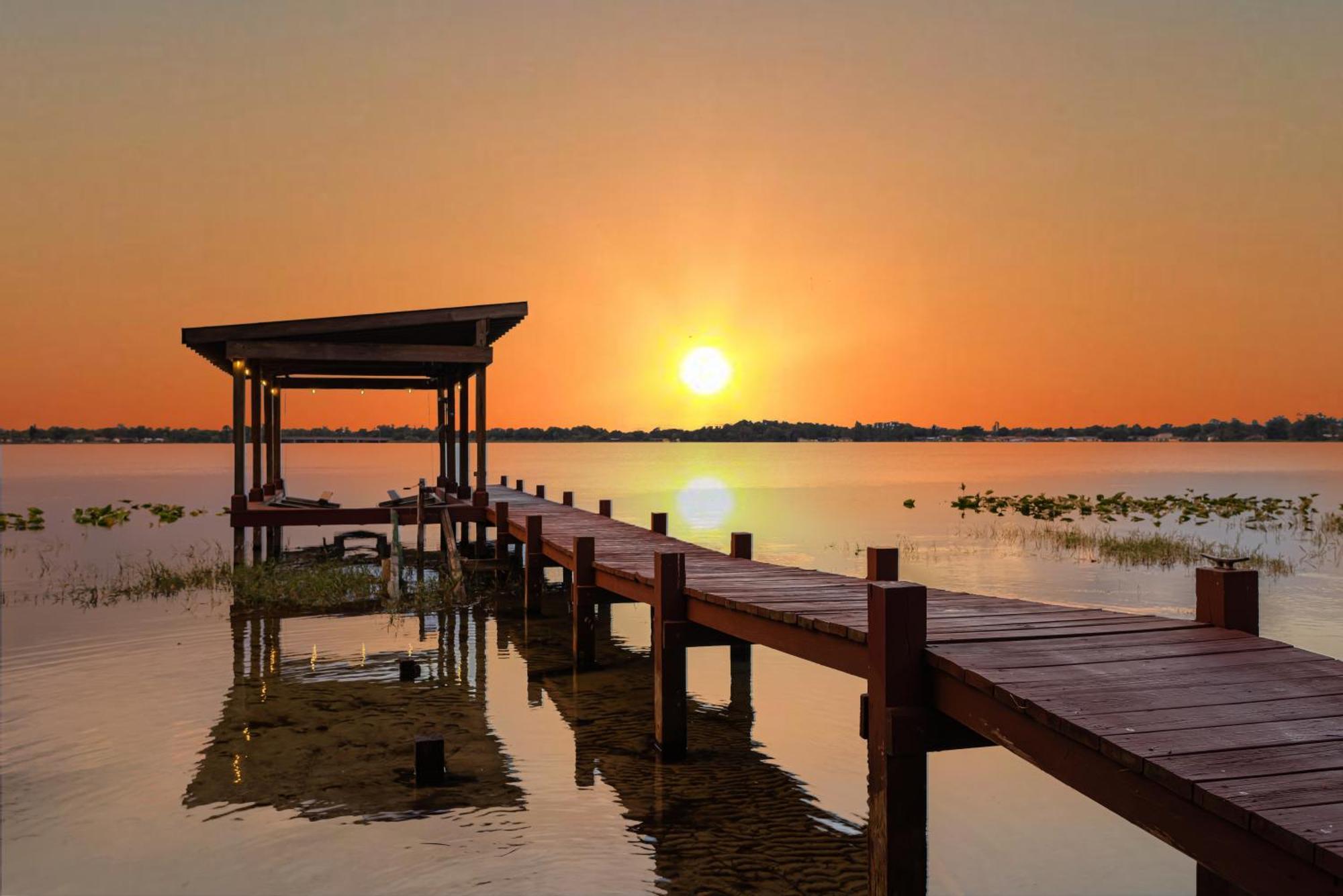 Spacious Lakefront House With Pool, Hottub, & Boating Holiday home *