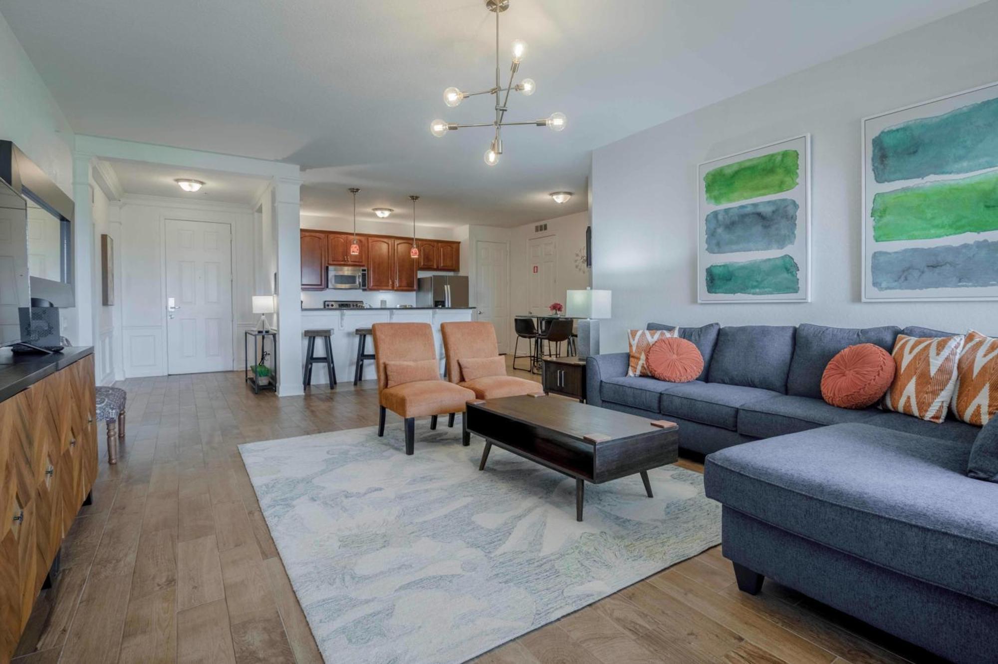 Vista Cay Lakeview Allure Near Theme Parks, And Walk To Convention Center Apartment *