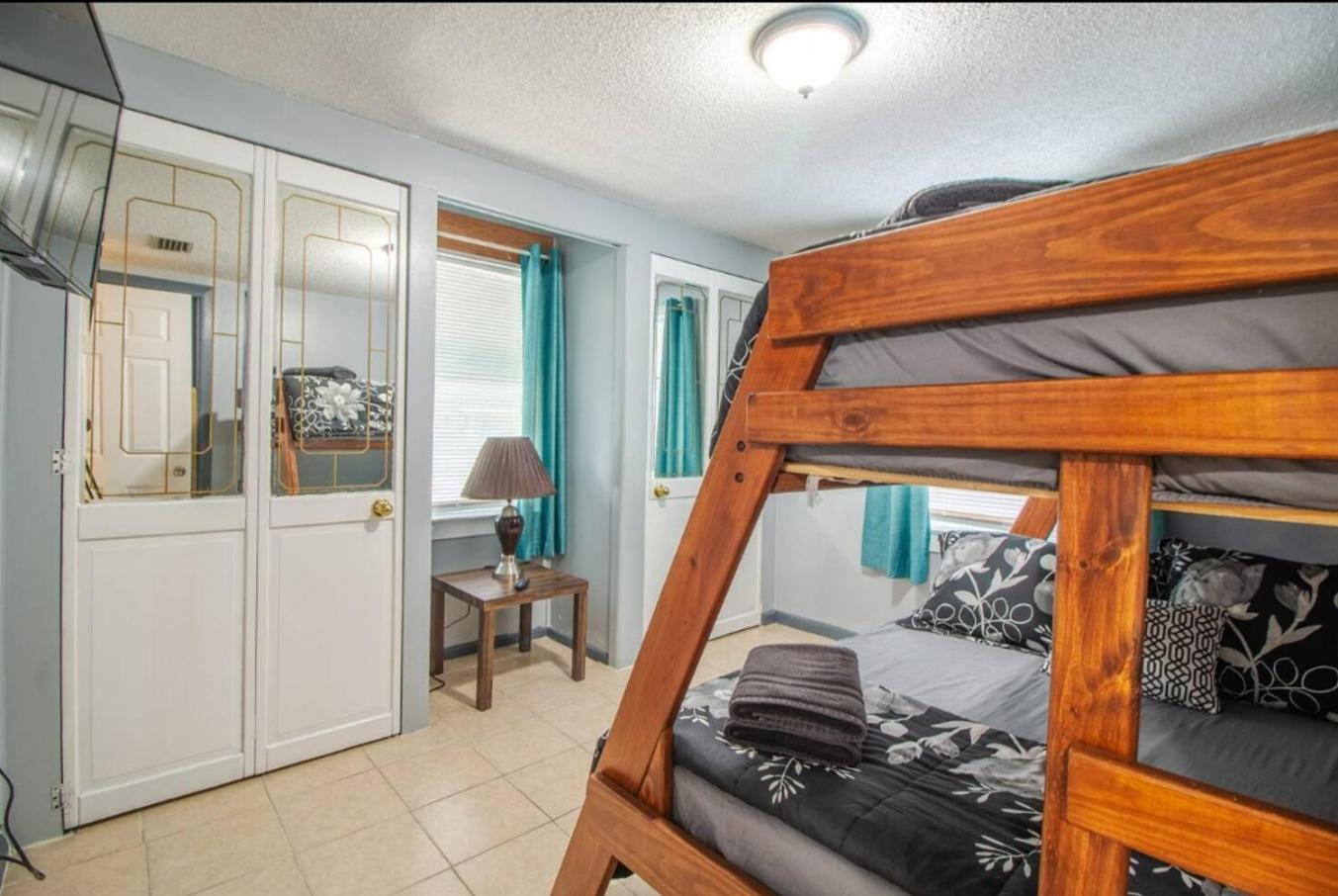 Spacious 2br Getaway Pets Ok Near The Magic Holiday home