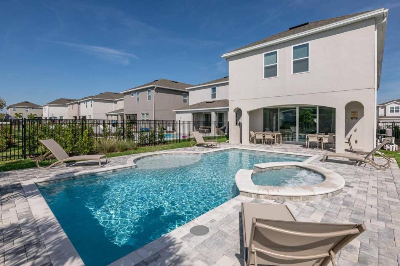 Stunning Spacious 6 Bed With Themed Games Holiday home *