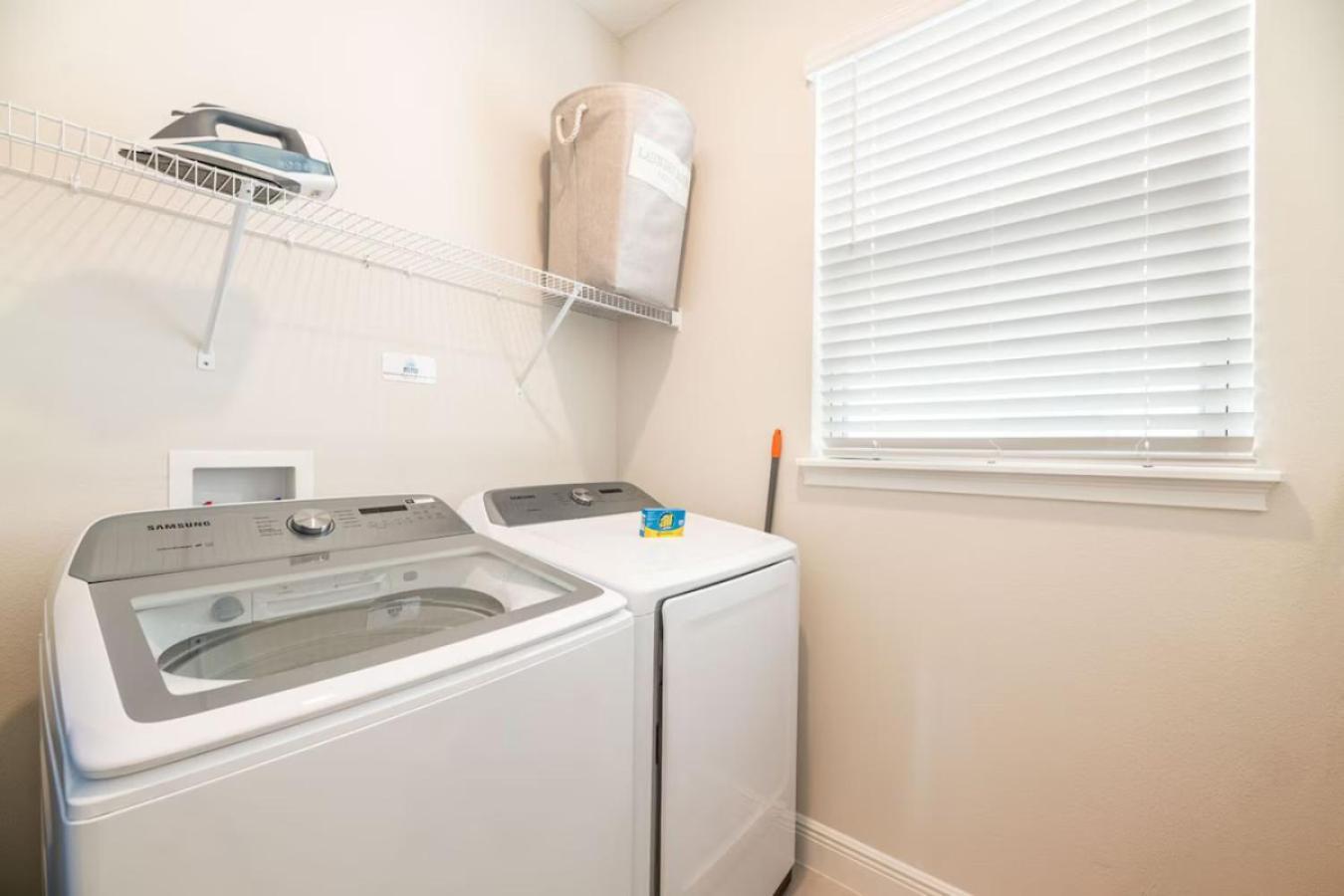 Stunning Spacious 6 Bed With Themed Games Holiday home Orlando