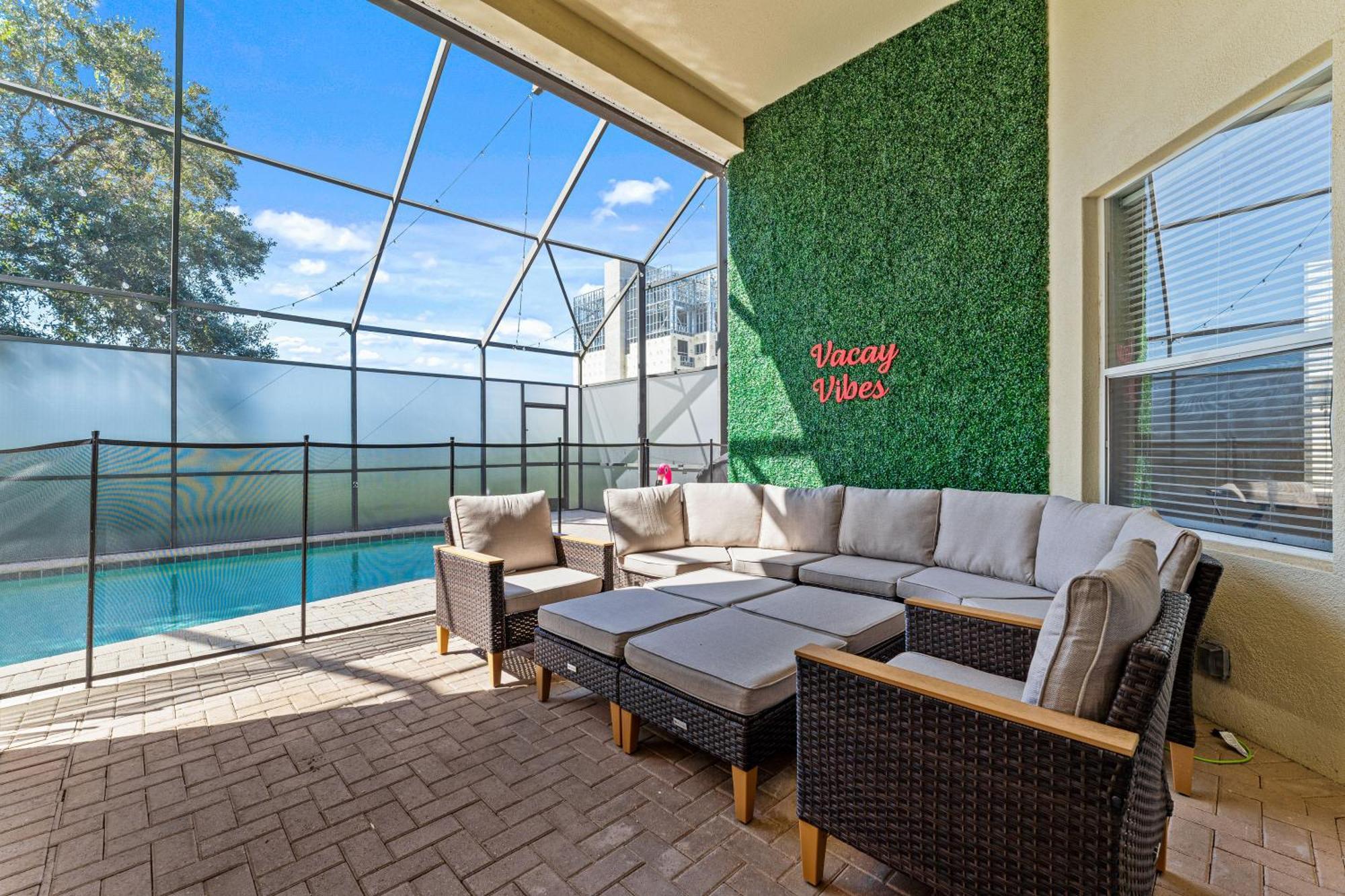 Themed Home, Private Heated Pool, Community Waterpark Holiday home