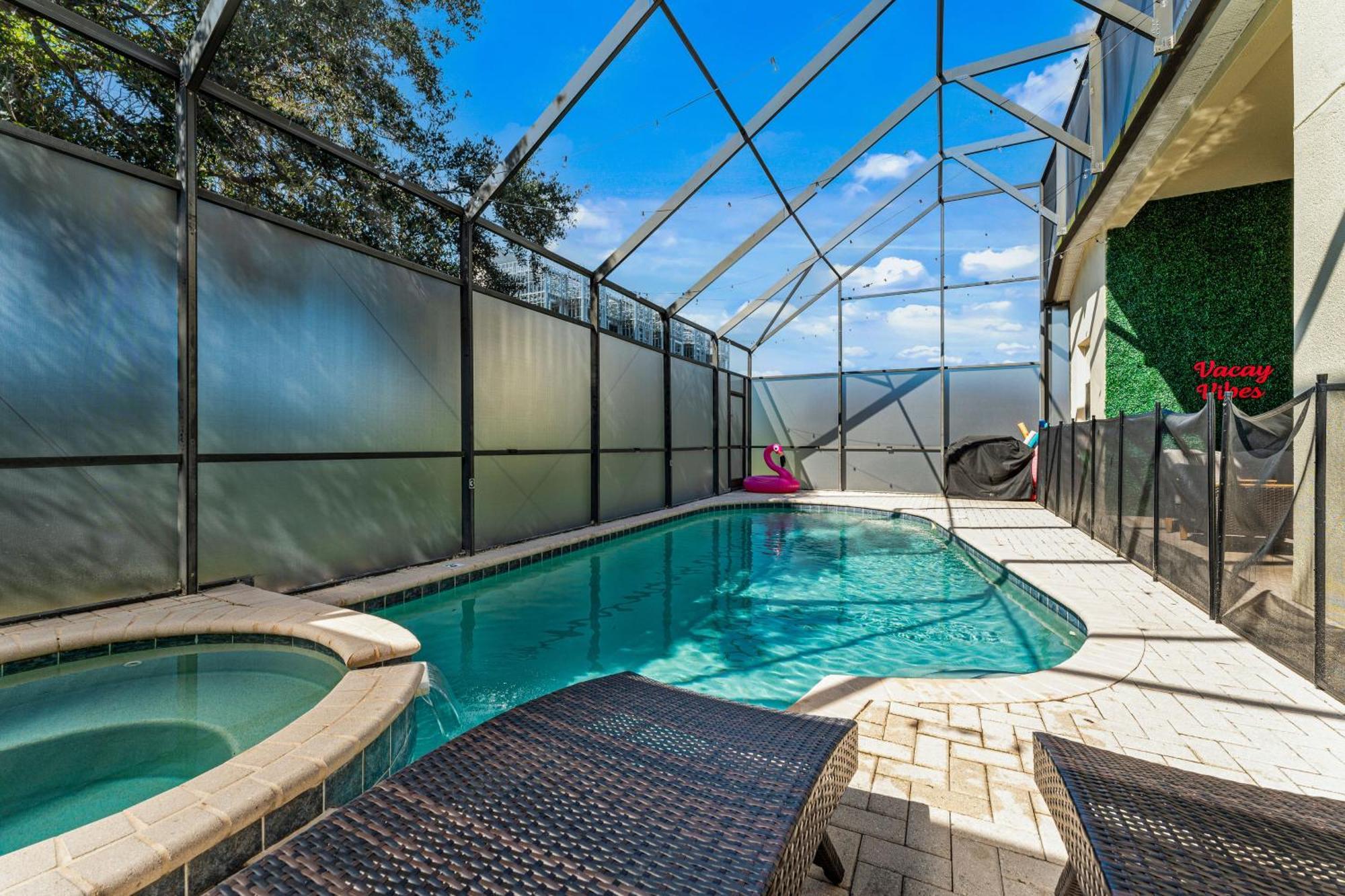 Themed Home, Private Heated Pool, Community Waterpark Holiday home