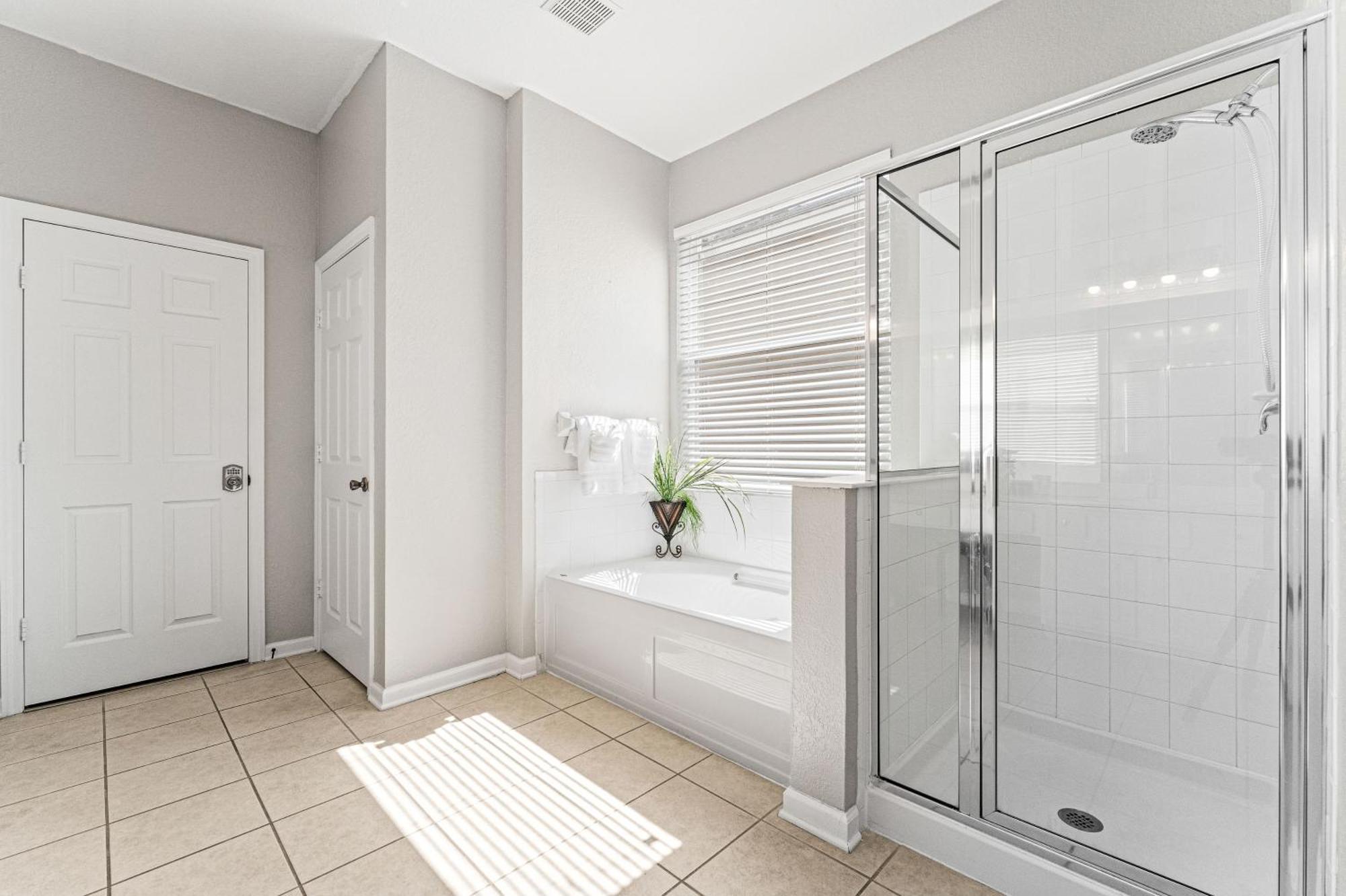 Themed Home, Private Heated Pool, Community Waterpark Holiday home *