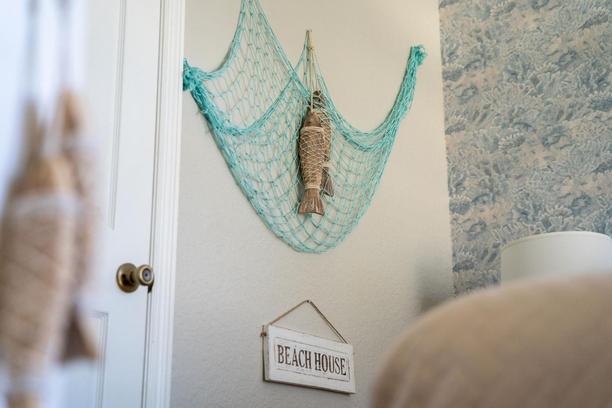 Themed Home, Private Heated Pool, Community Waterpark Holiday home
