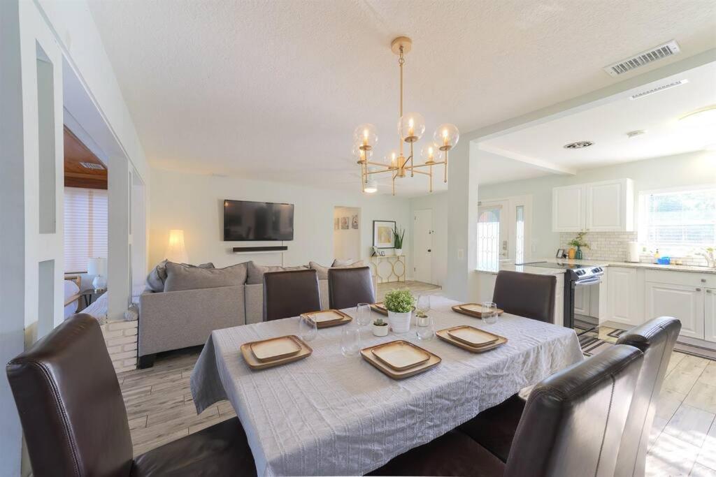 4 Rooms, Lake, Pool, Hot Tub, Bocce Ball, Putting Holiday home Orlando