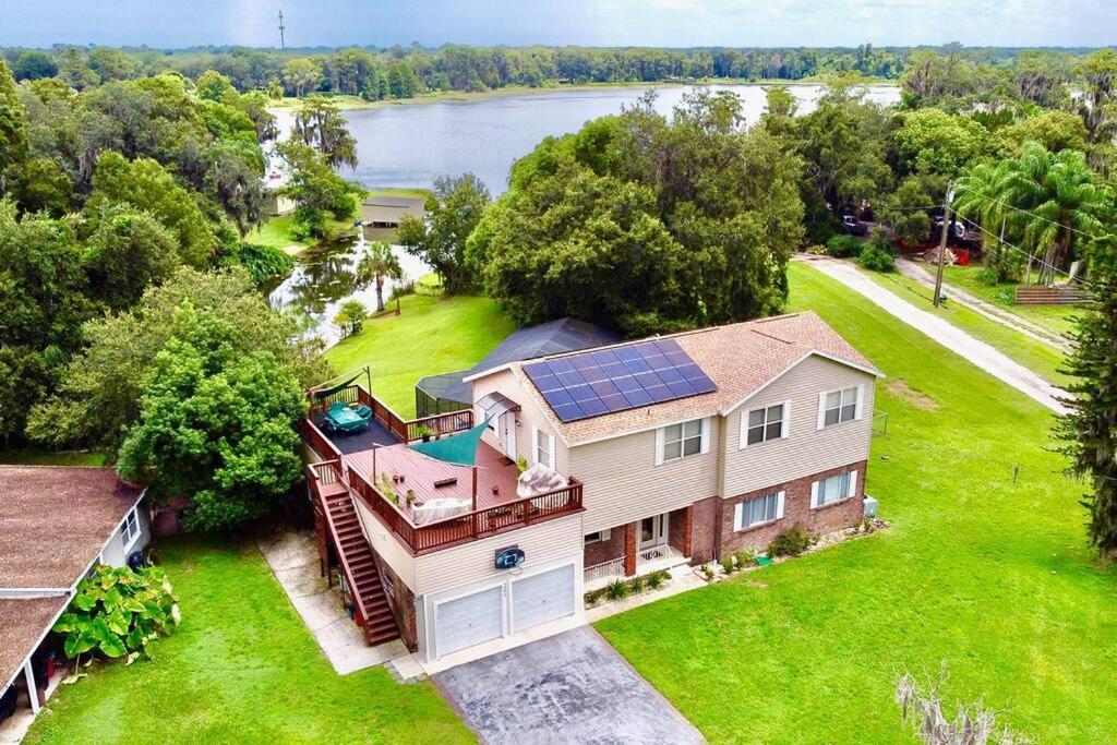 4 Rooms, Lake, Pool, Hot Tub, Bocce Ball, Putting Holiday home