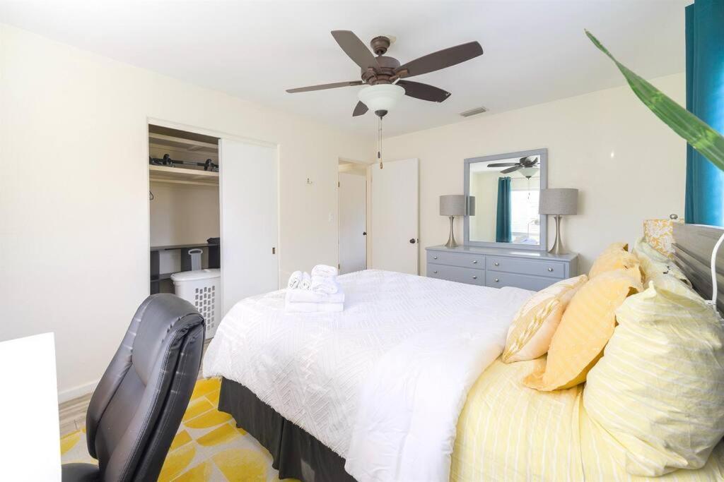 4 Rooms, Lake, Pool, Hot Tub, Bocce Ball, Putting Holiday home