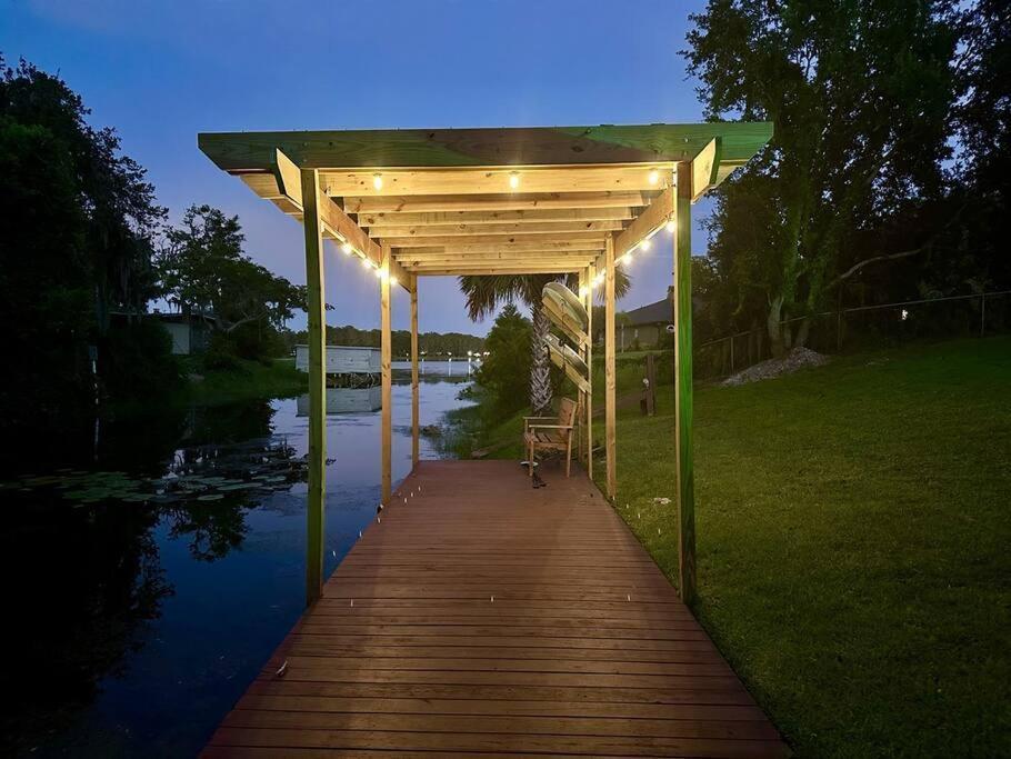 4 Rooms, Lake, Pool, Hot Tub, Bocce Ball, Putting Holiday home