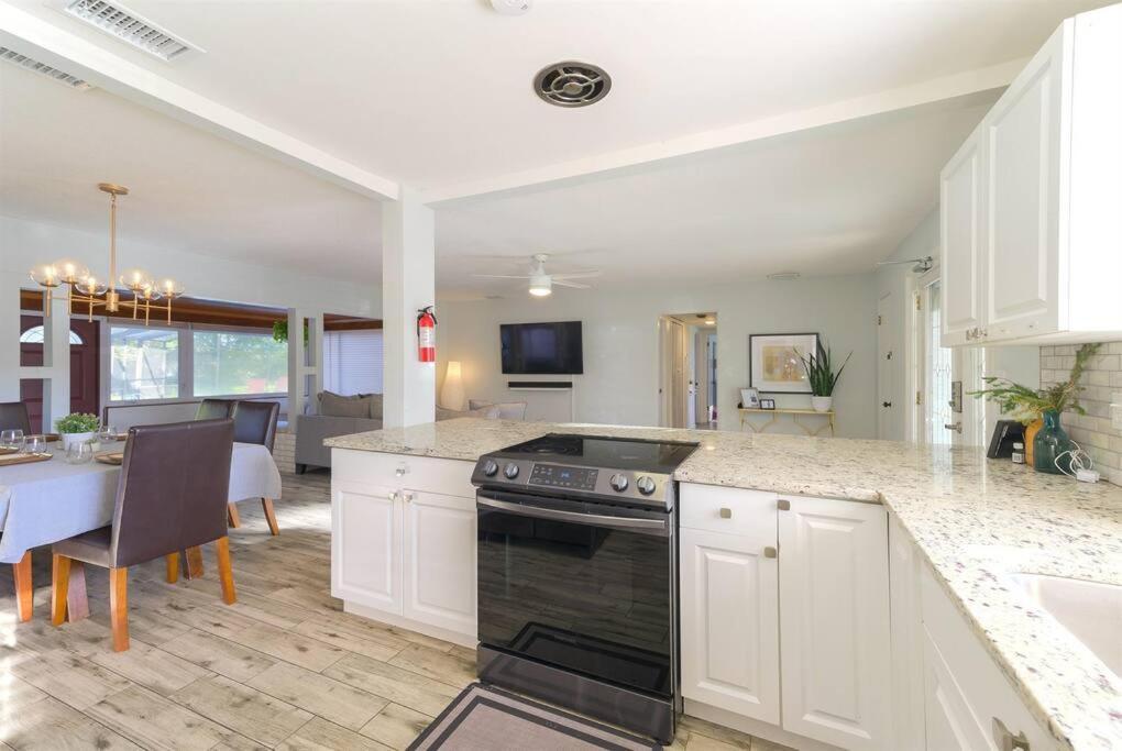 4 Rooms, Lake, Pool, Hot Tub, Bocce Ball, Putting
