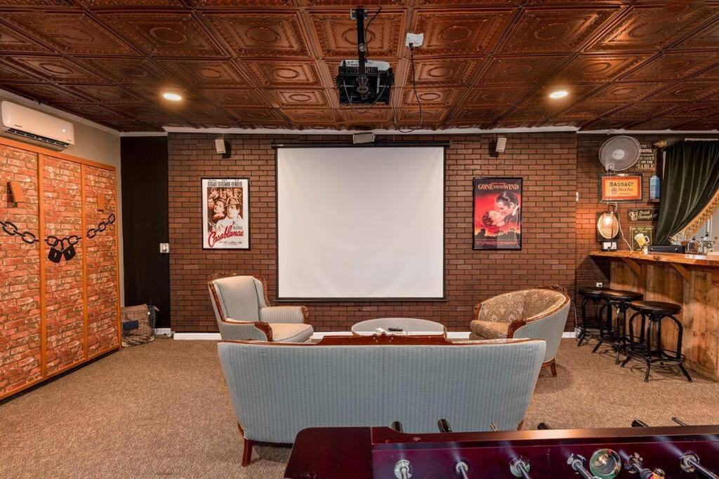Themed Speak Easy With Pool, Hot Tub, & *