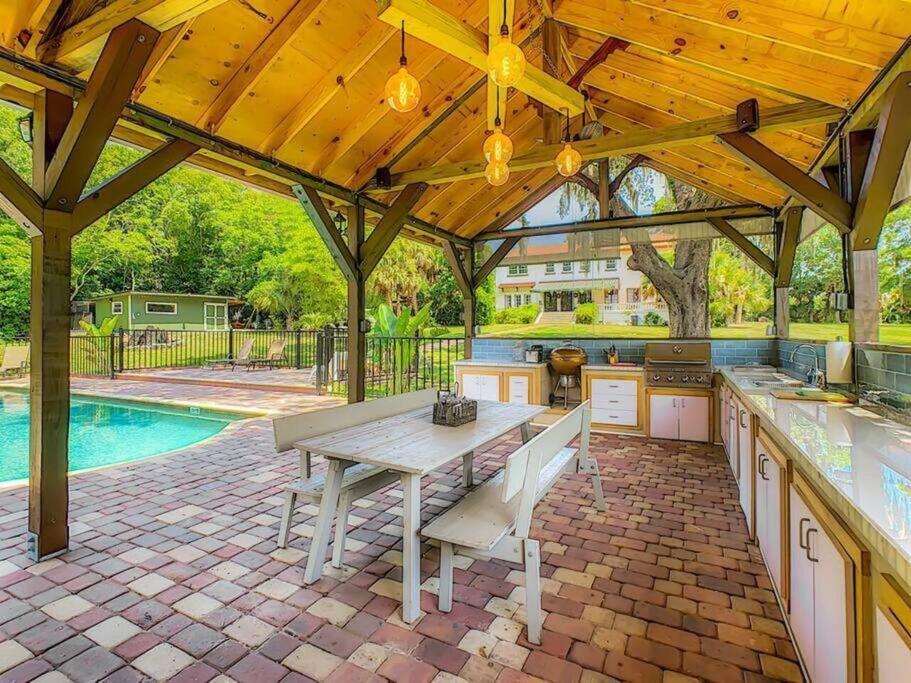 Themed Speak Easy With Pool, Hot Tub, &