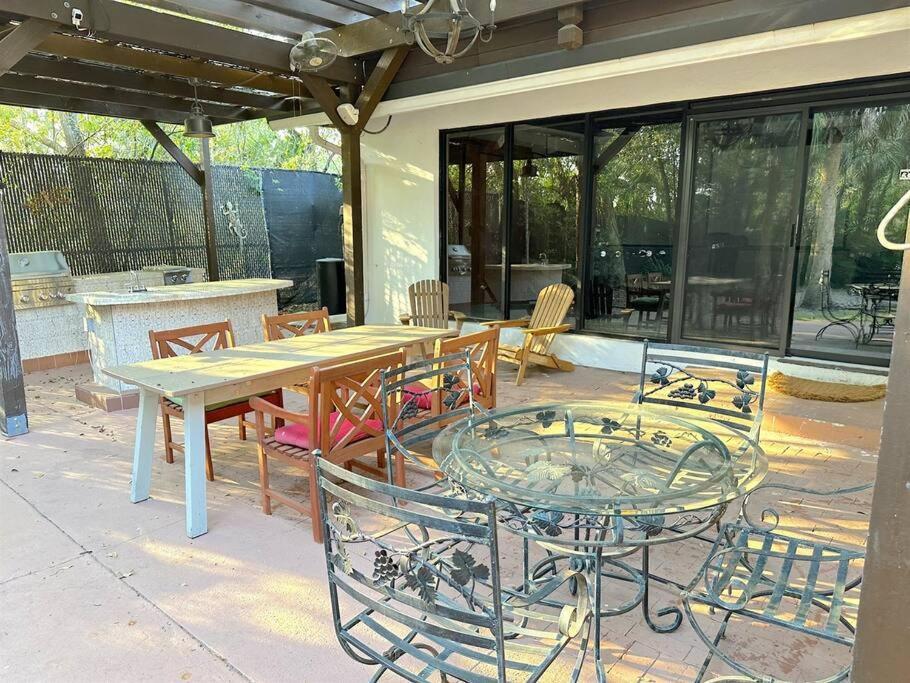 Themed Speak Easy With Pool, Hot Tub, & Holiday home