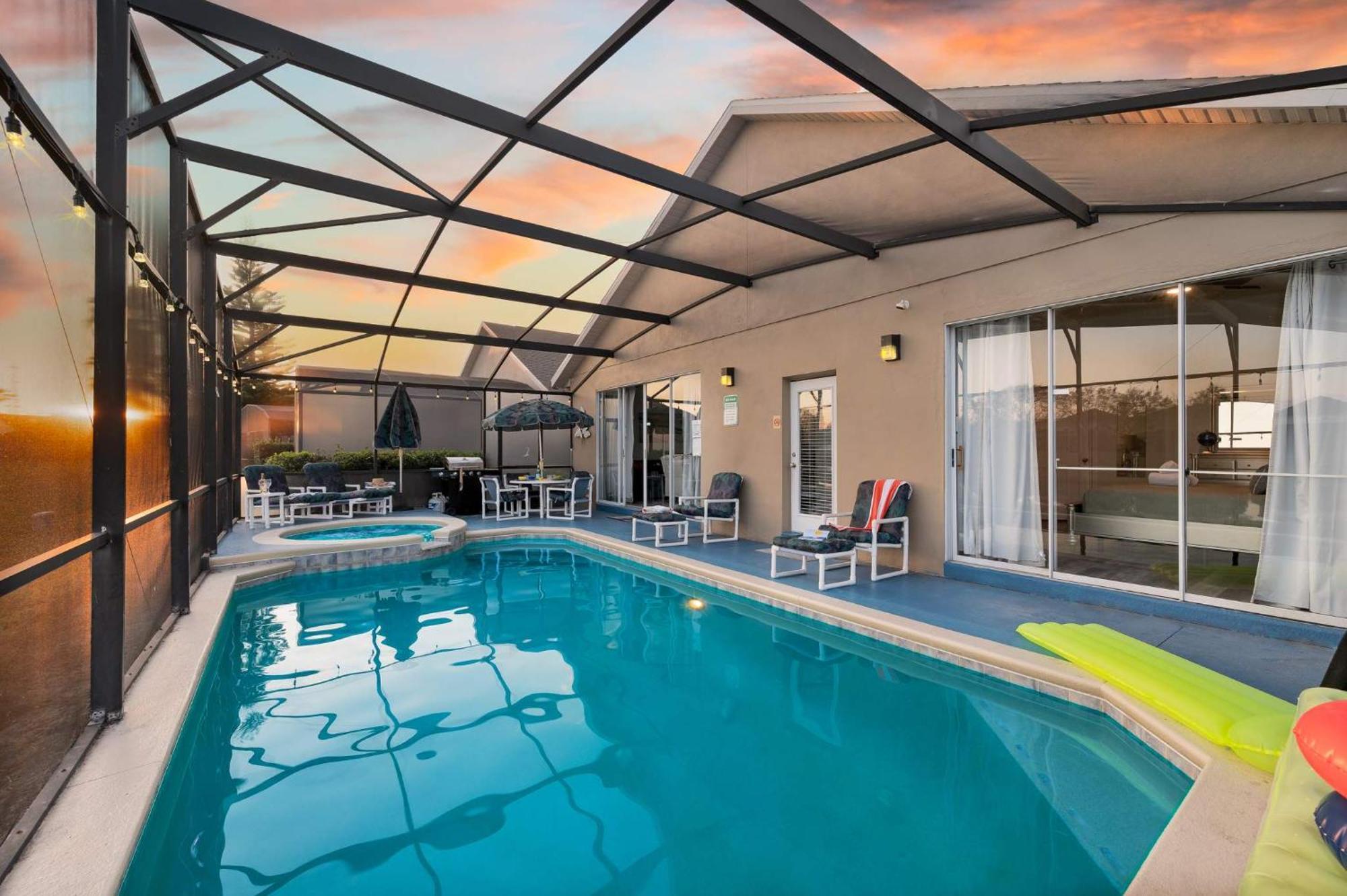 Single-level W Heated Pool & 9mi To Holiday home Orlando