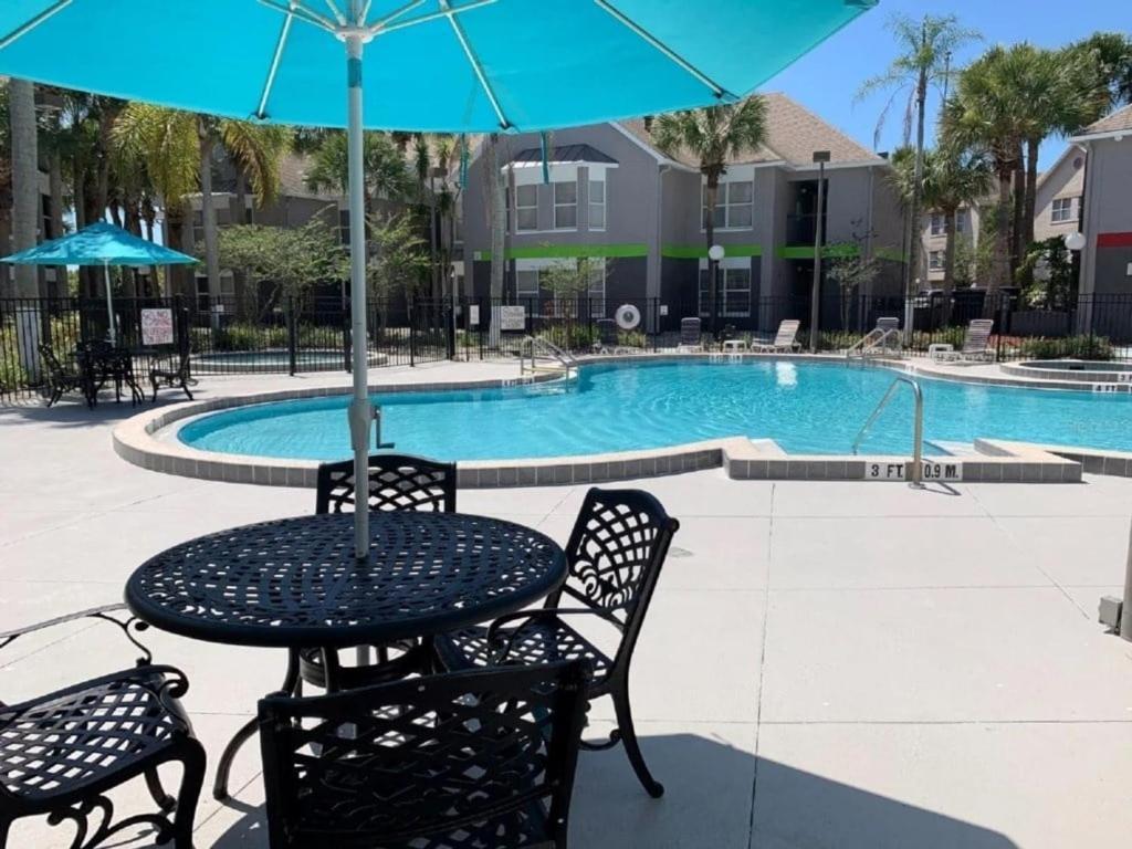 Two Bed In Parkway Palms *