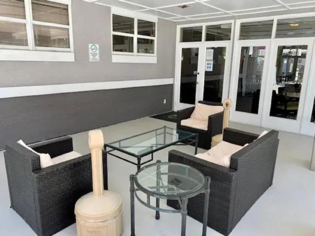 Two Bed In Parkway Palms Apartment *