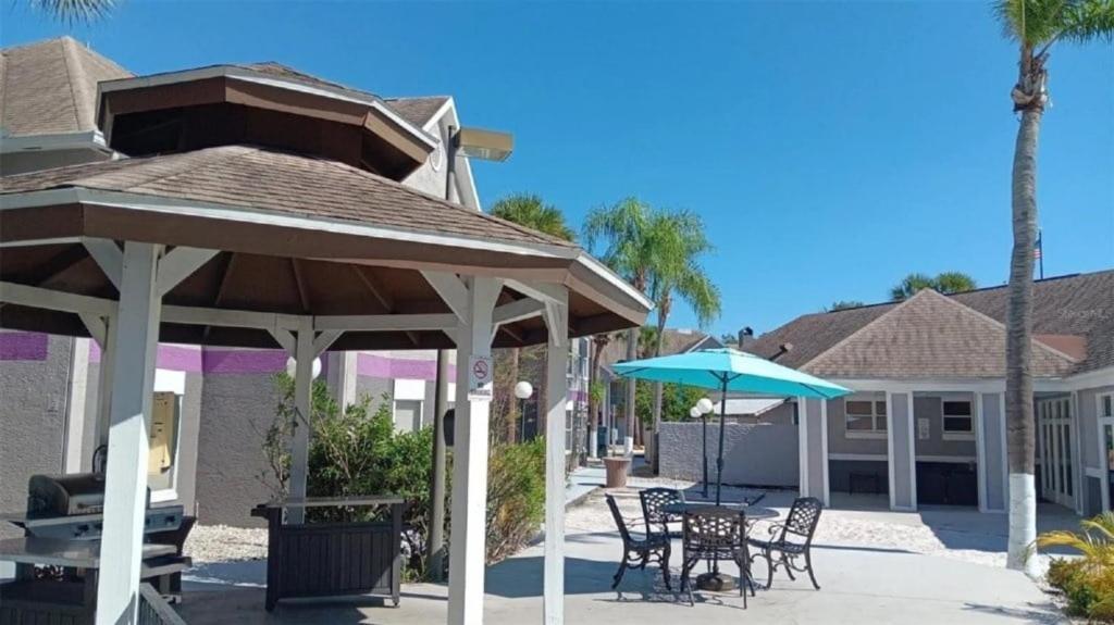Two Bed In Parkway Palms *
