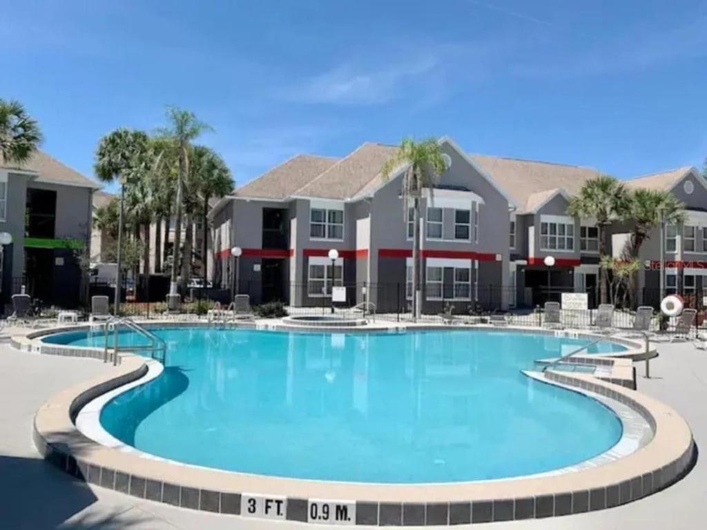 Two Bed In Parkway Palms