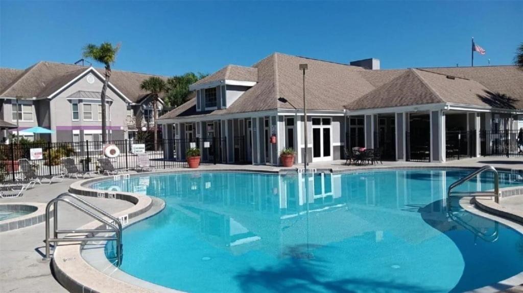 Two Bed In Parkway Palms Apartment