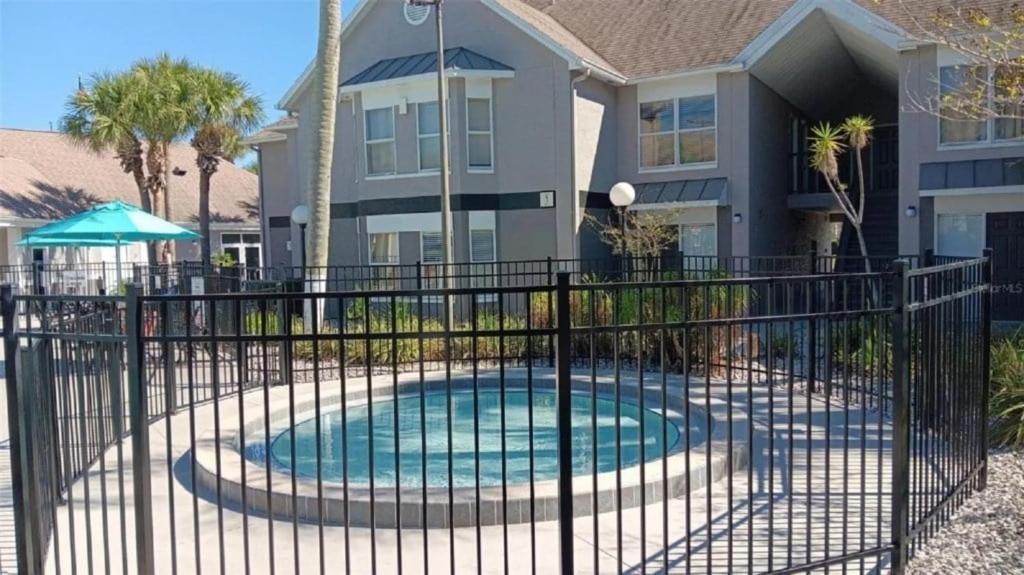 Two Bed In Parkway Palms *