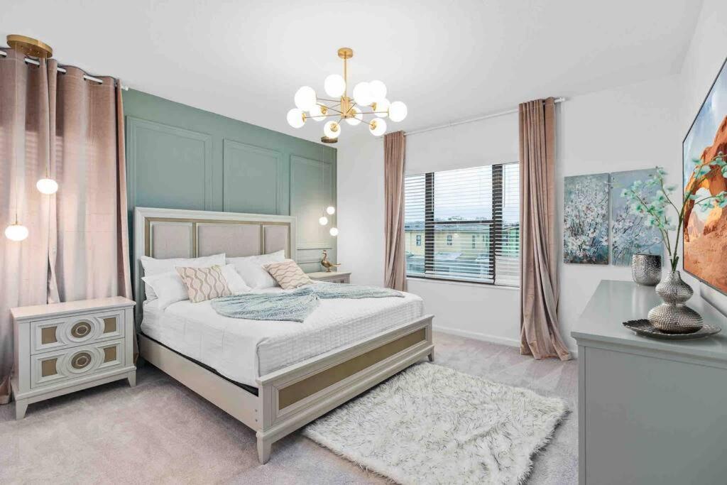 Super Ritzy - 9bdrs-9bas W Theme Loft & Pool Holiday home