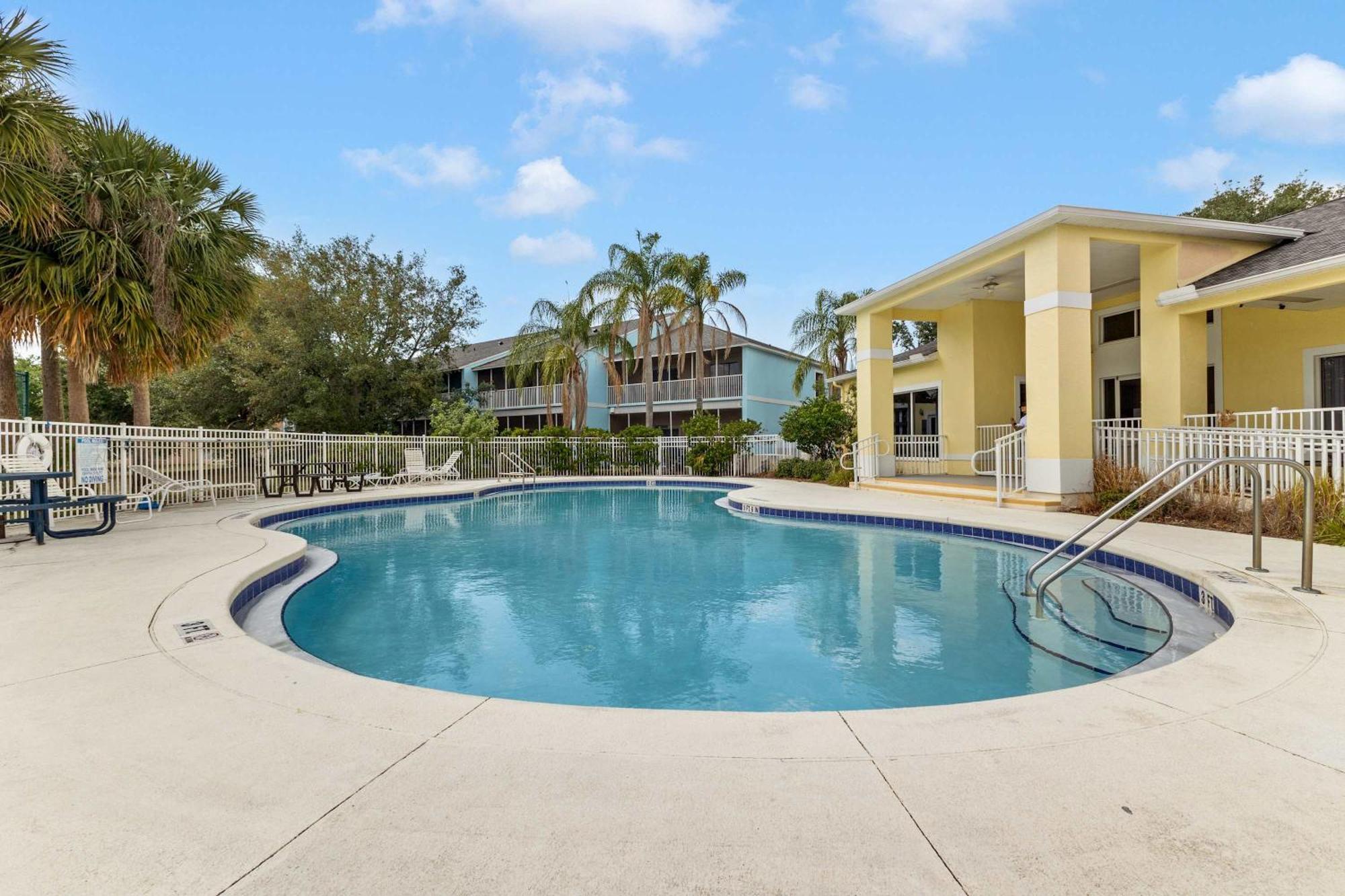 Fun-filled Mins From W Pool Hot Tub & Games