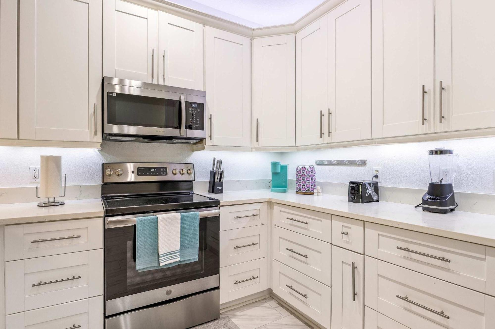 Fun-filled Mins From W Pool Hot Tub & Games Holiday home Orlando