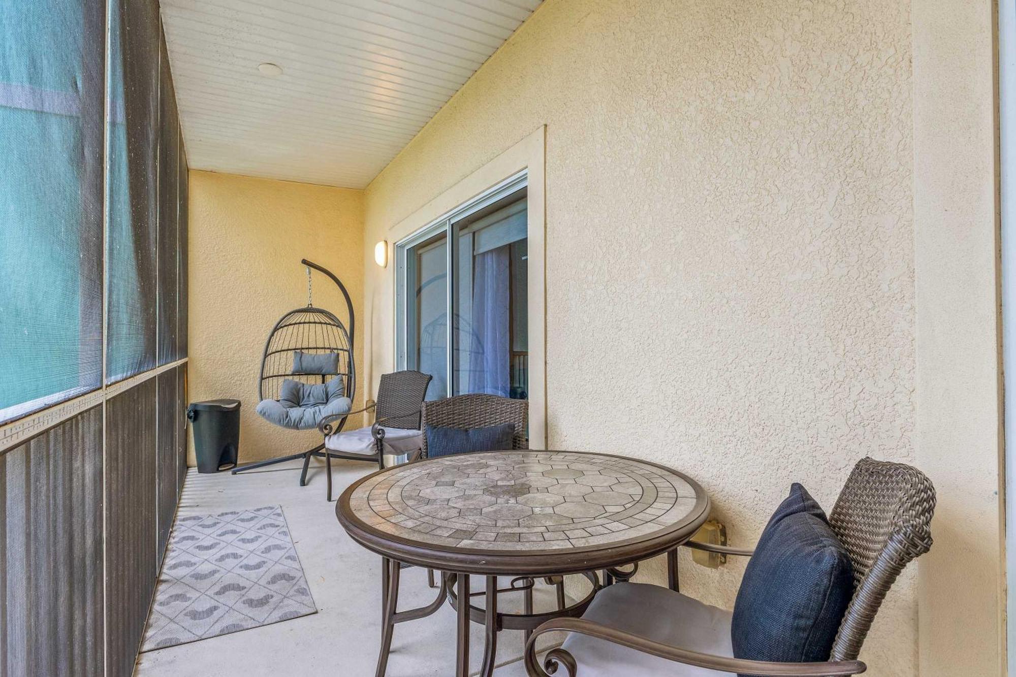 Fun-filled Mins From W Pool Hot Tub & Games