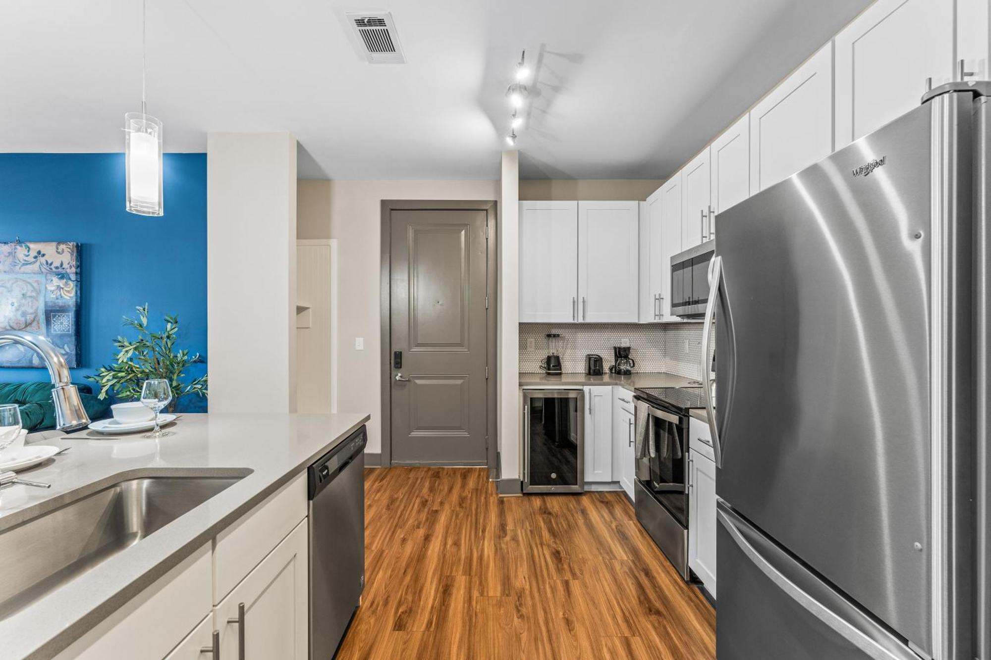 Full King Bed Retreat Pool & Gym Pet-friendly Close To Park Apartment *