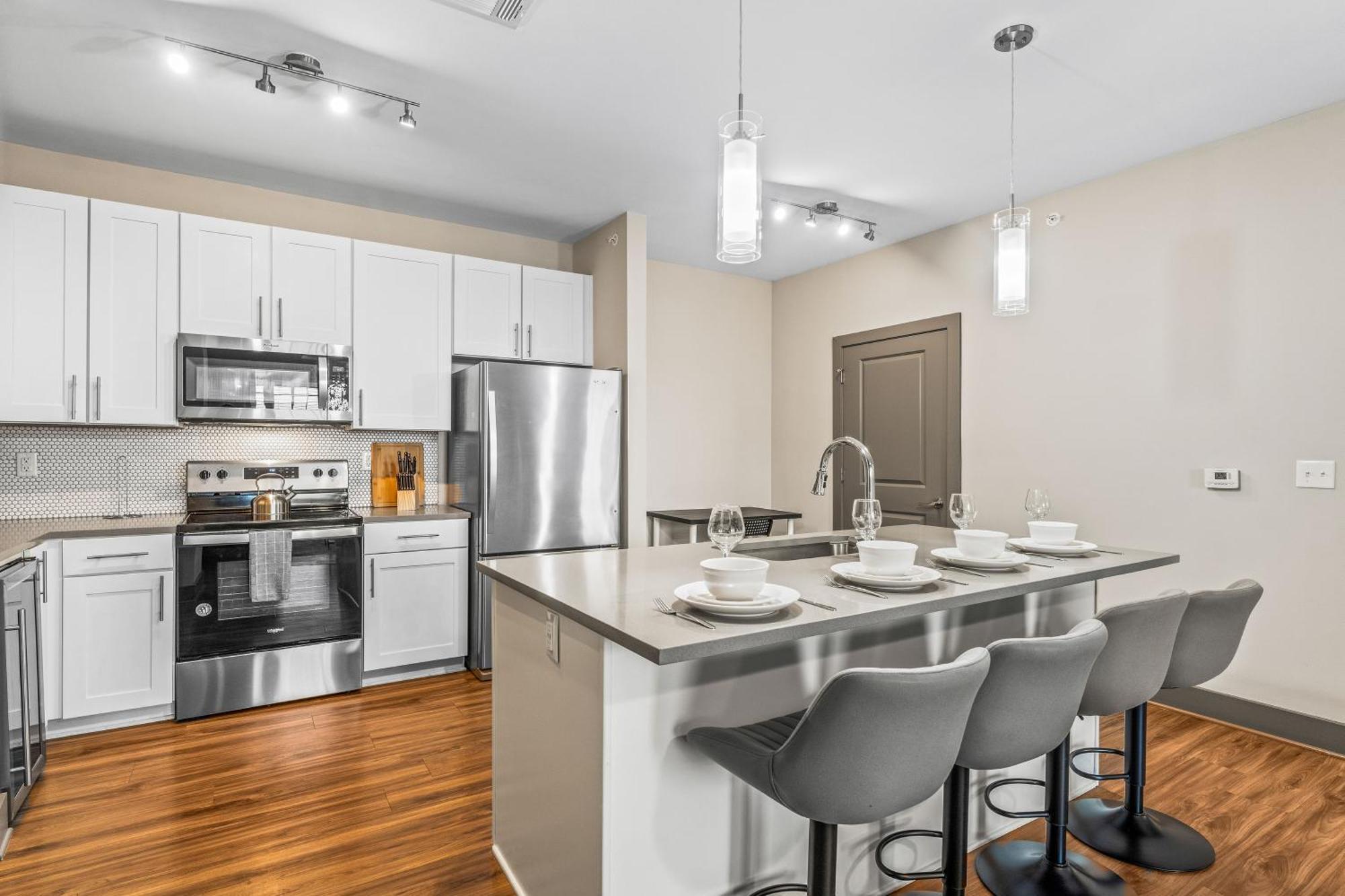 Apartment Full King Bed Retreat Pool & Gym Pet-friendly Close To Park *