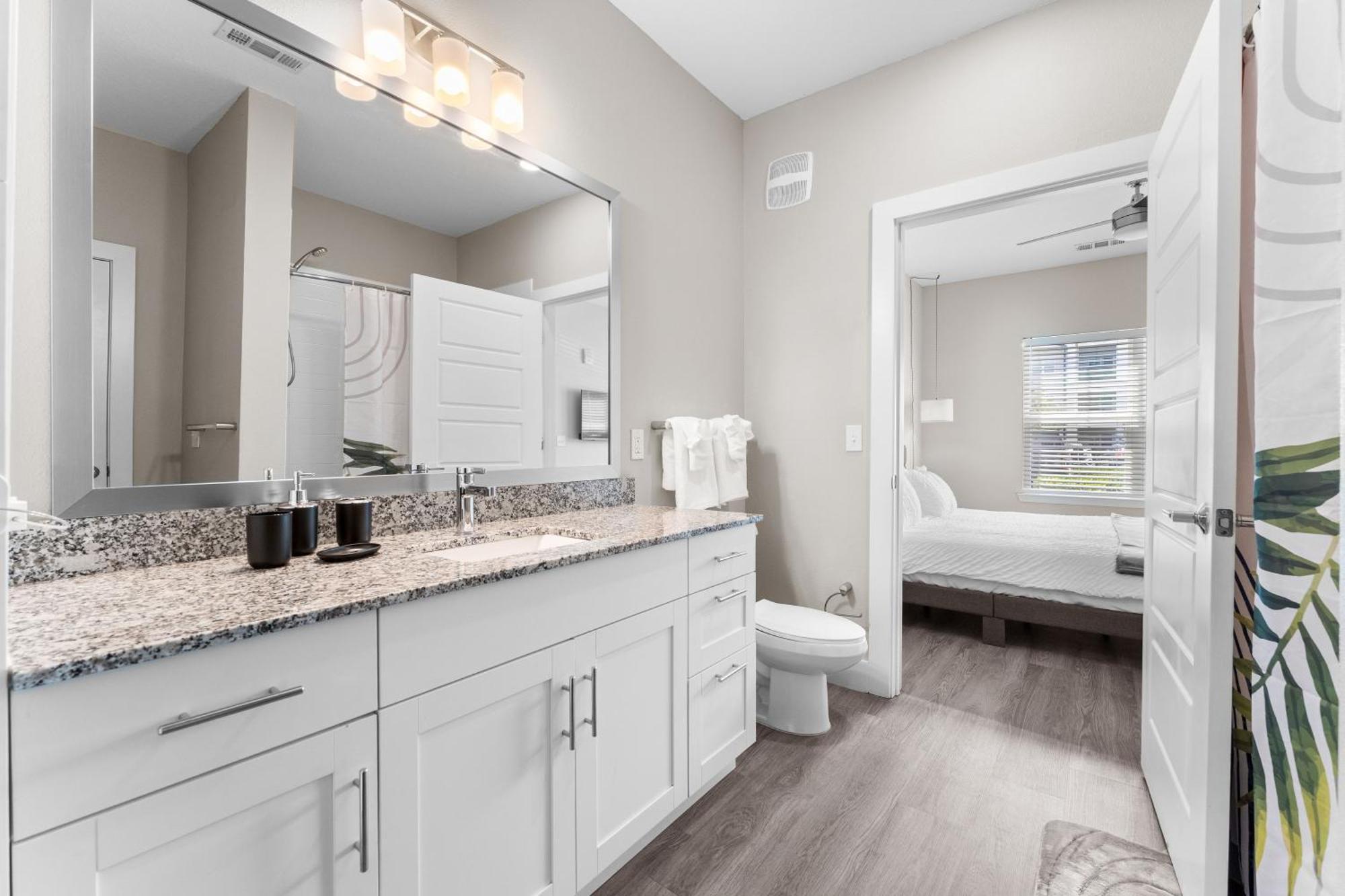Private Full Pet-friendly King Condo, Pool, Gym, Near Parks *