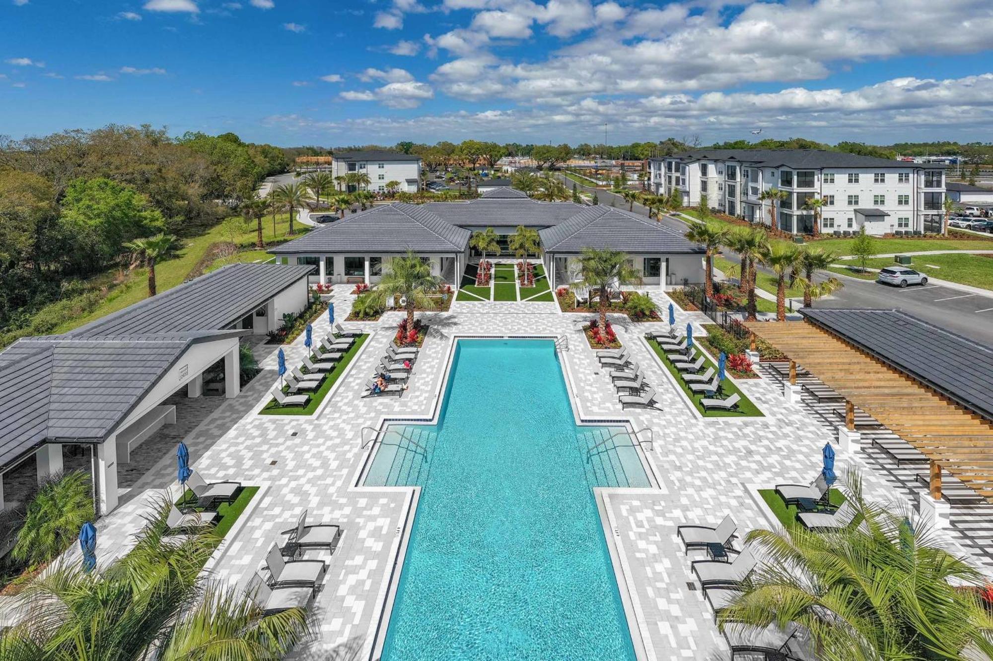 Apartment Private Full Pet-friendly King Condo, Pool, Gym, Near Parks Orlando
