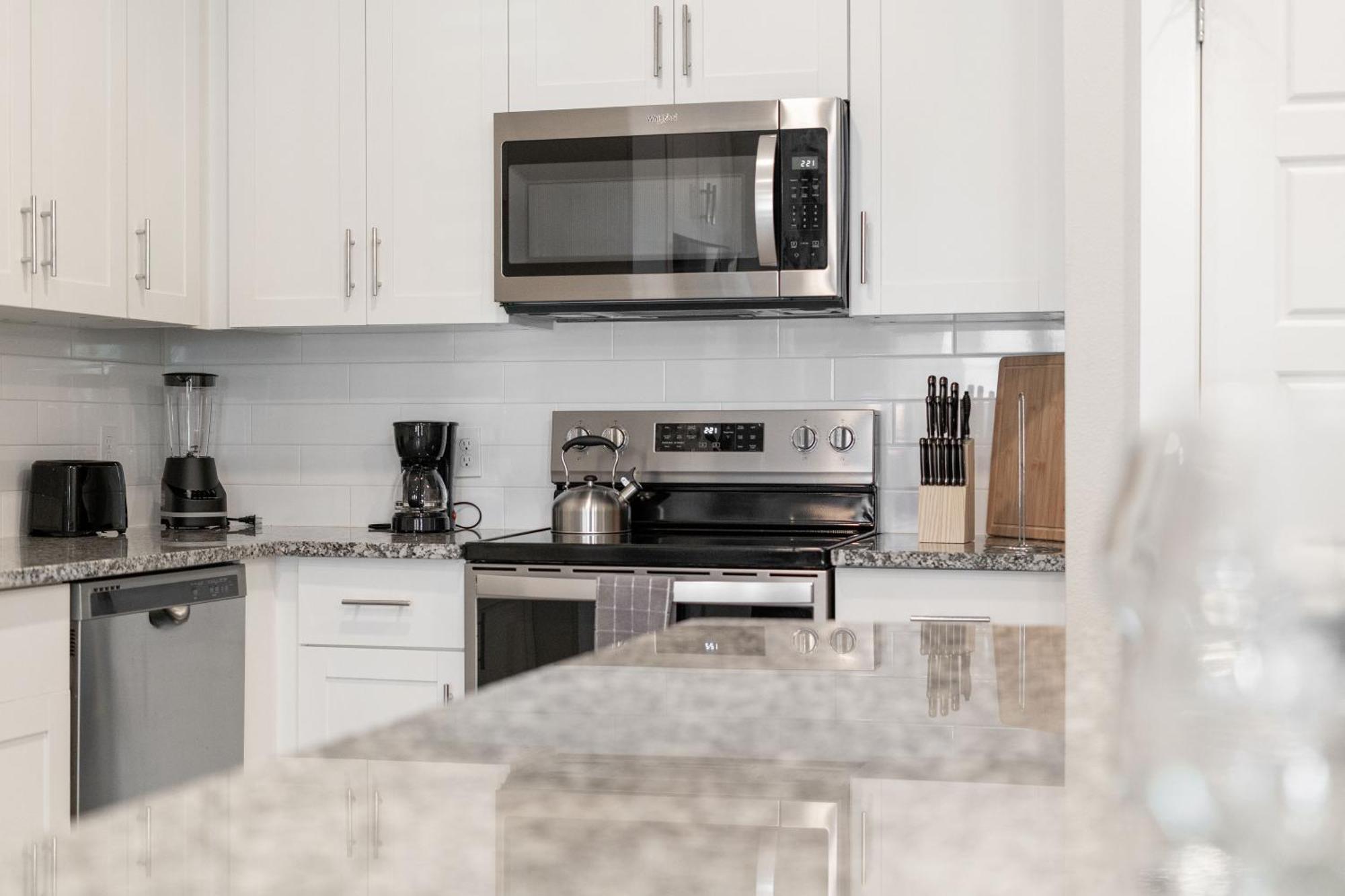 Private Full Pet-friendly King Condo, Pool, Gym, Near Parks Apartment