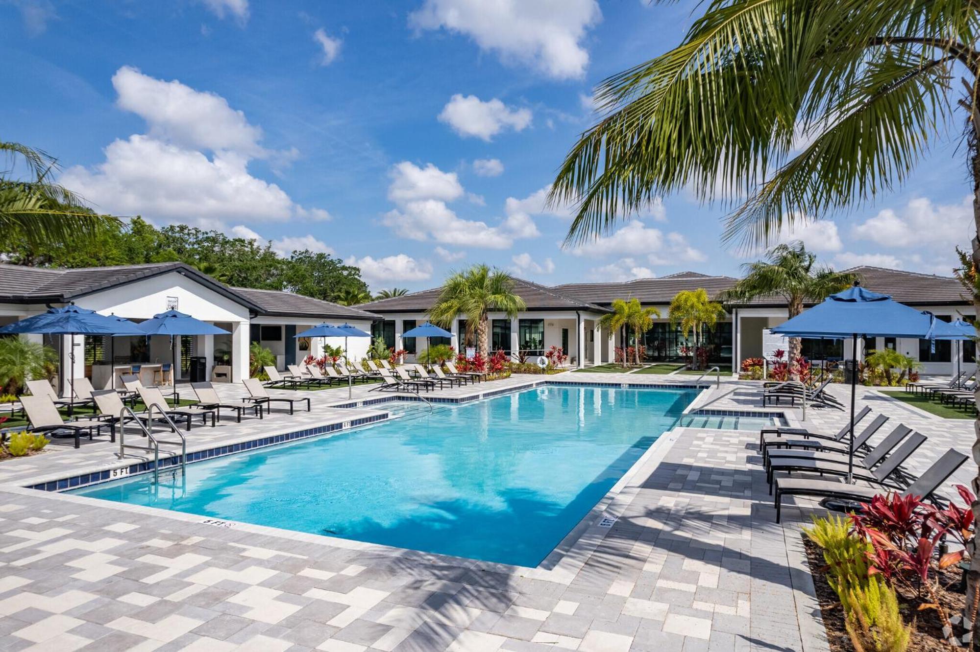 Private Full Pet-friendly King Condo, Pool, Gym, Near Parks Apartment *