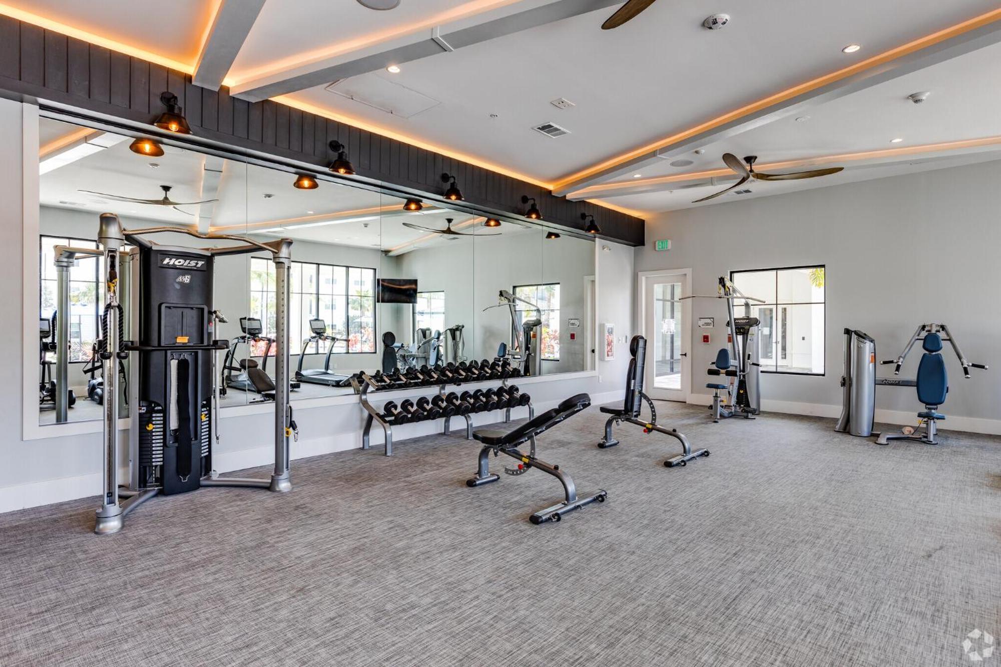 Apartment Private Full Pet-friendly King Condo, Pool, Gym, Near Parks *