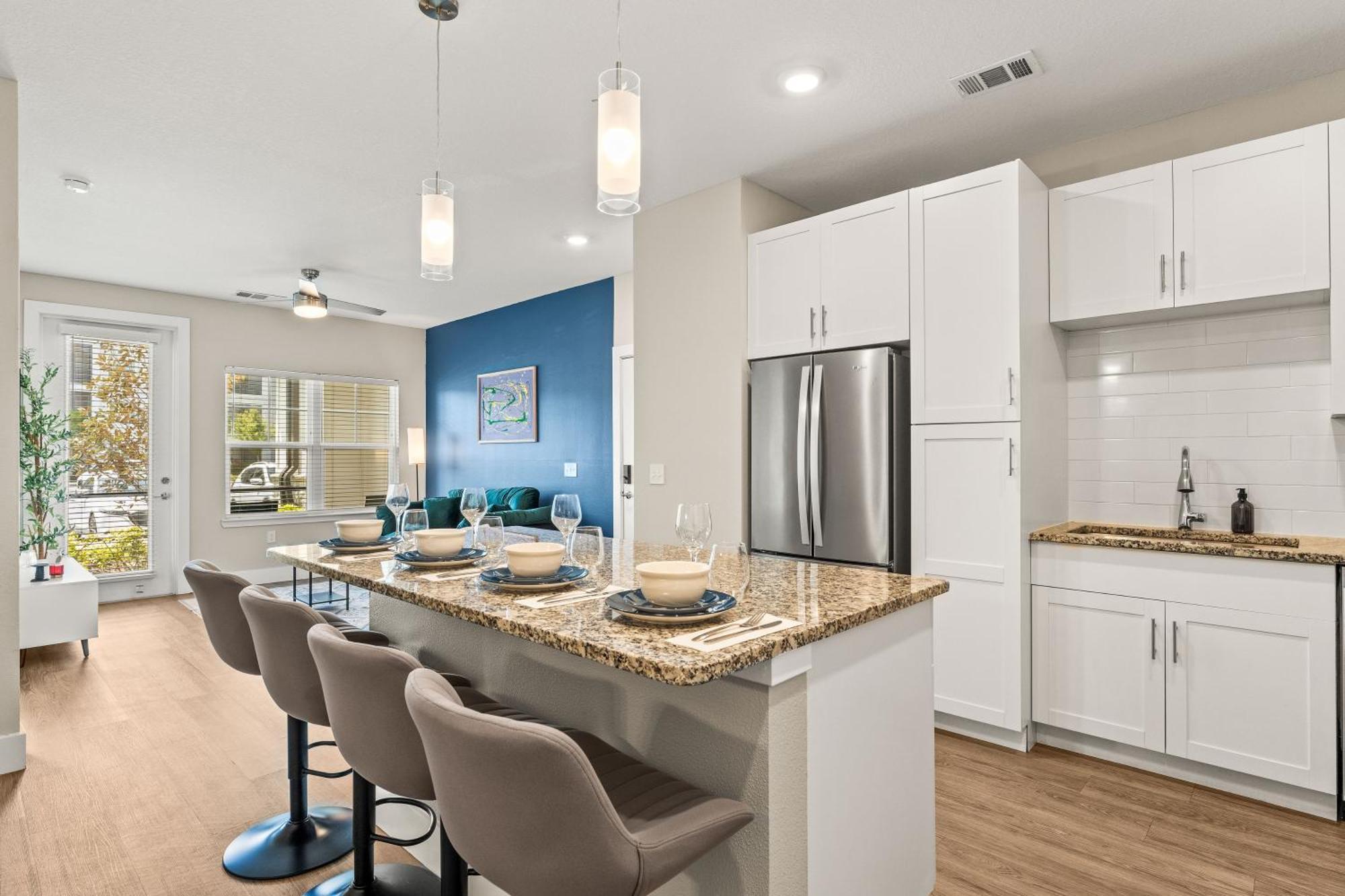 Private Full Pet-friendly King Condo, Pool, Gym, Near Parks