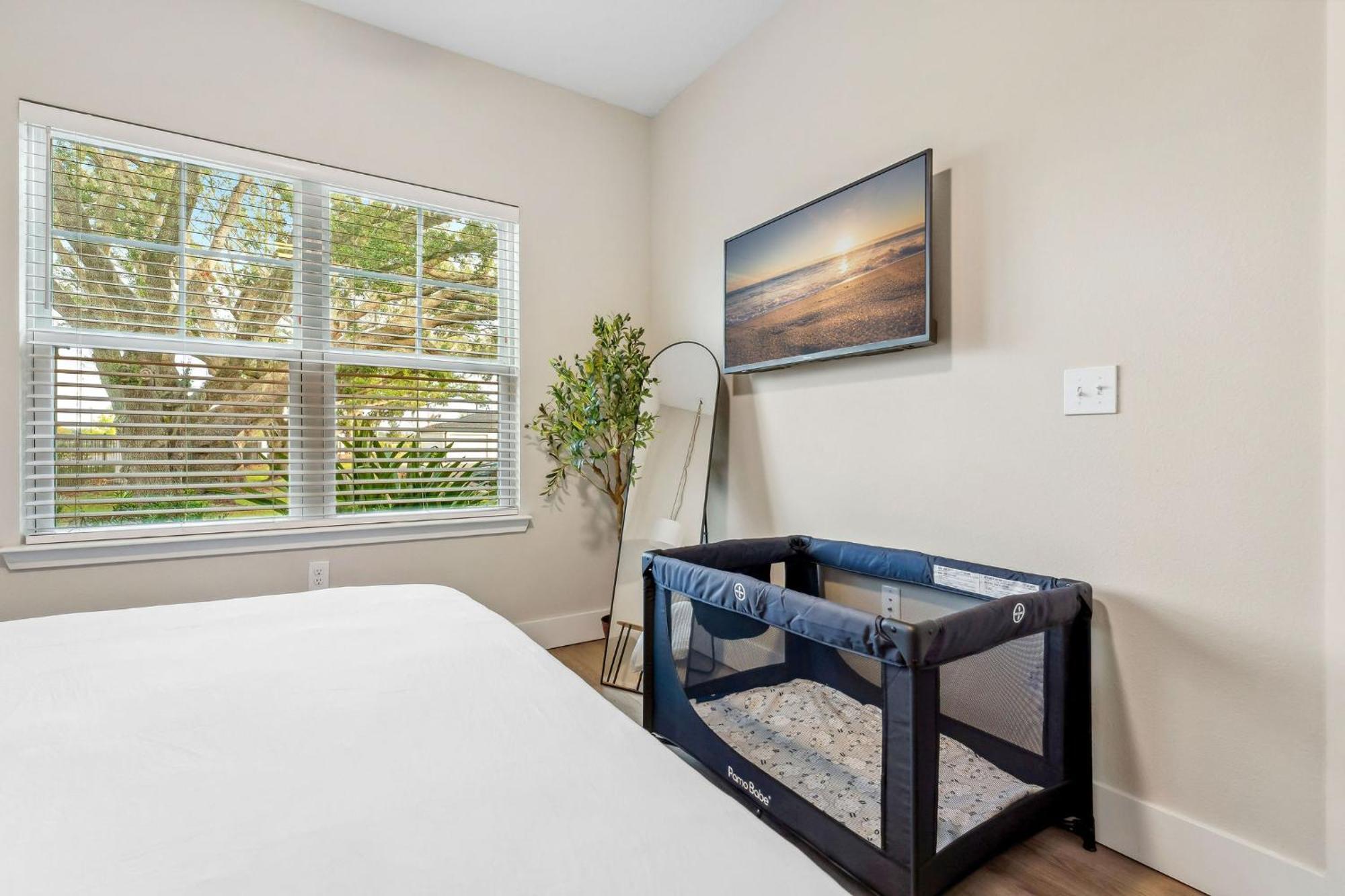 Apartment Private Full Pet-friendly King Condo, Pool, Gym, Near Parks