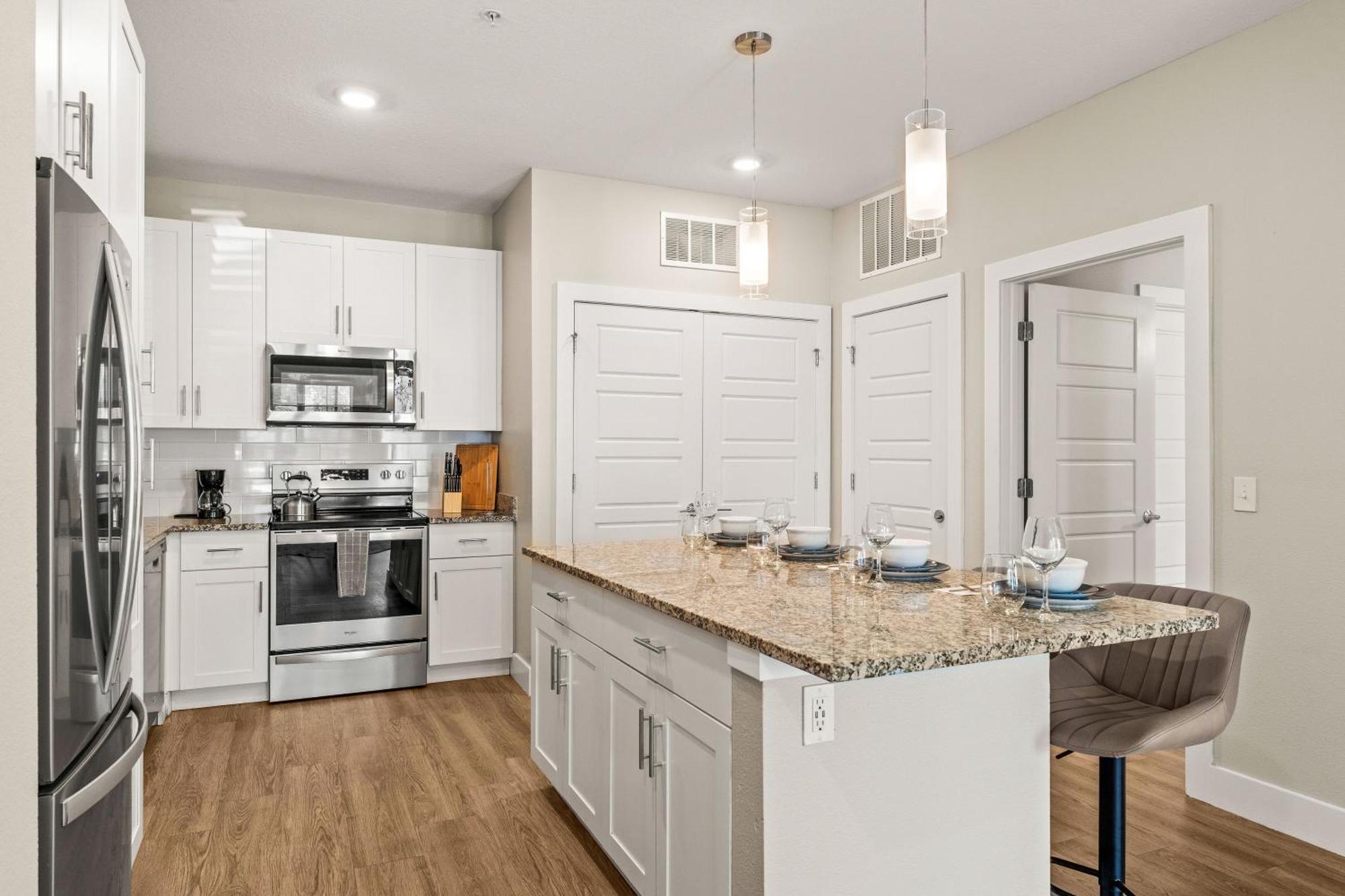Apartment Private Full Pet-friendly King Condo, Pool, Gym, Near Parks