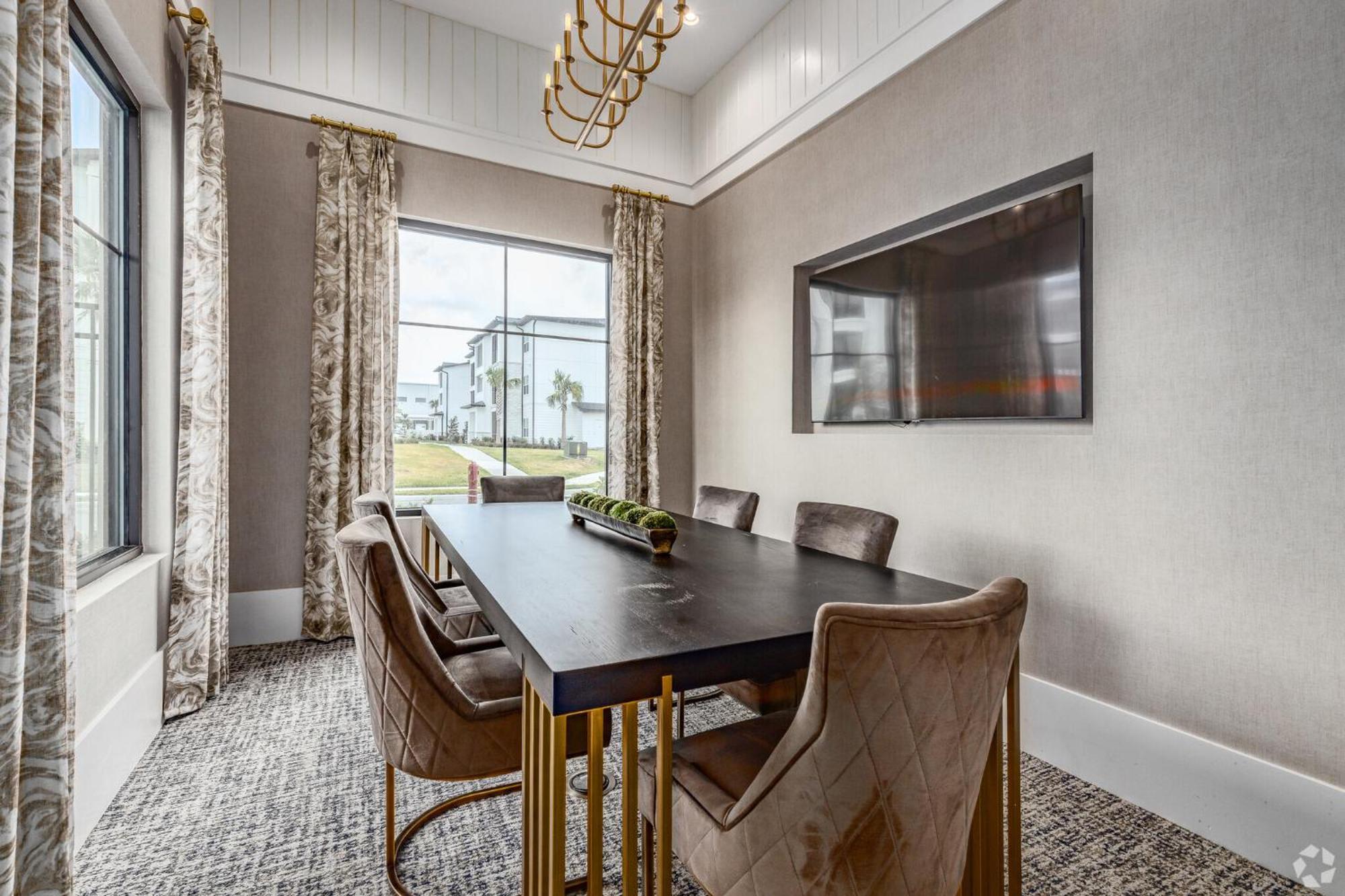 Private Full Pet-friendly King Condo, Pool, Gym, Near Parks *