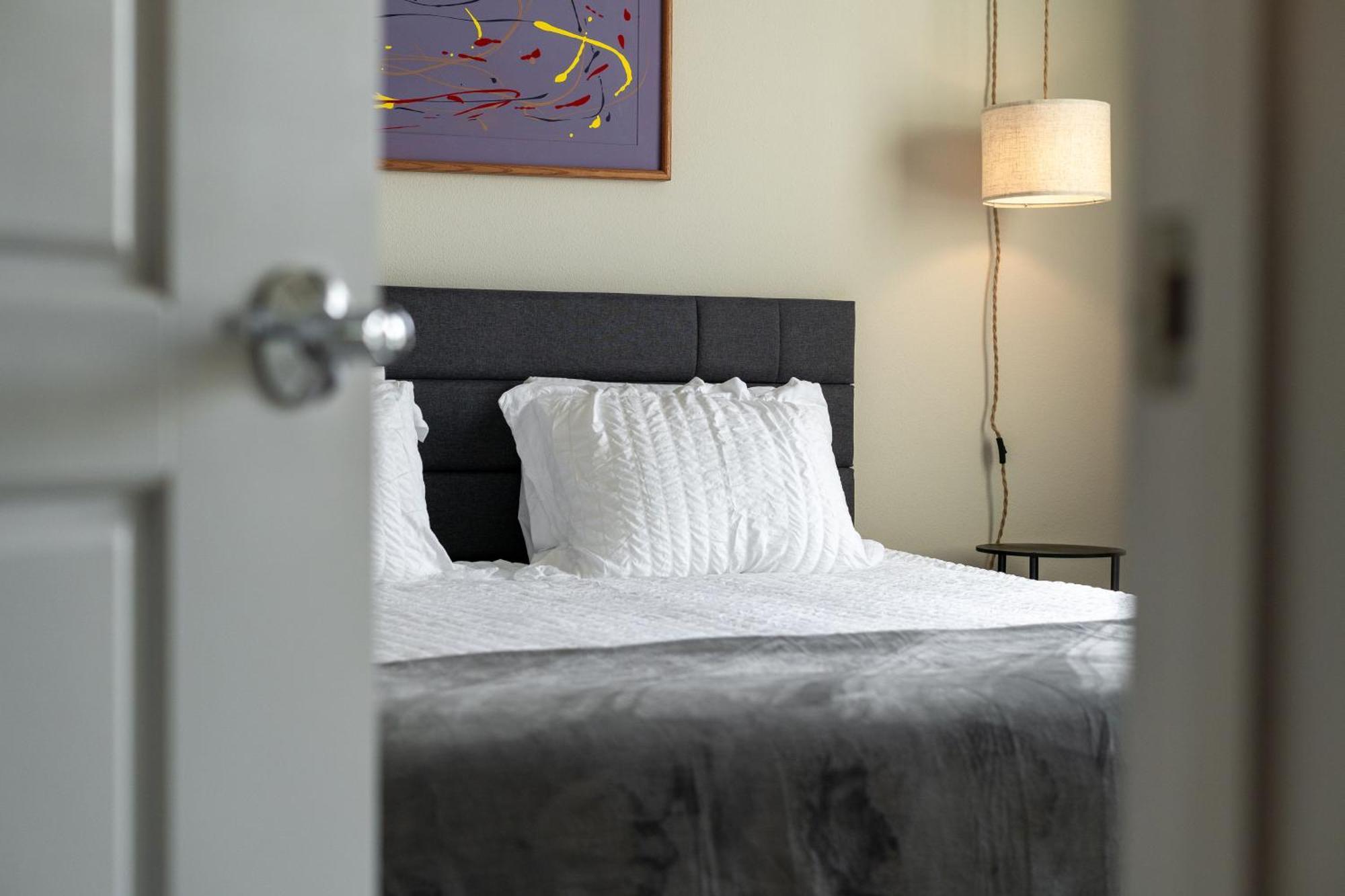 Private Full Pet-friendly King Condo, Pool, Gym, Near Parks Apartment *