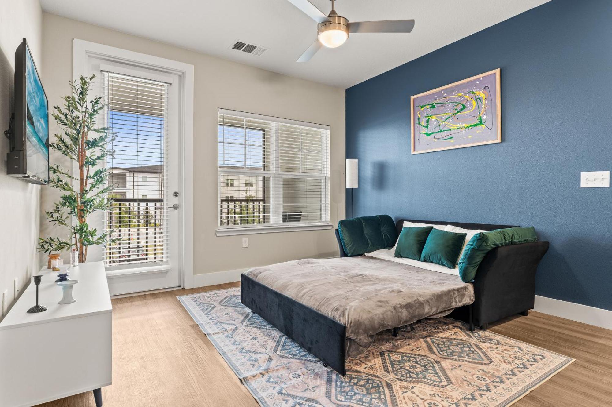 Private Full Pet-friendly King Condo, Pool, Gym, Near Parks